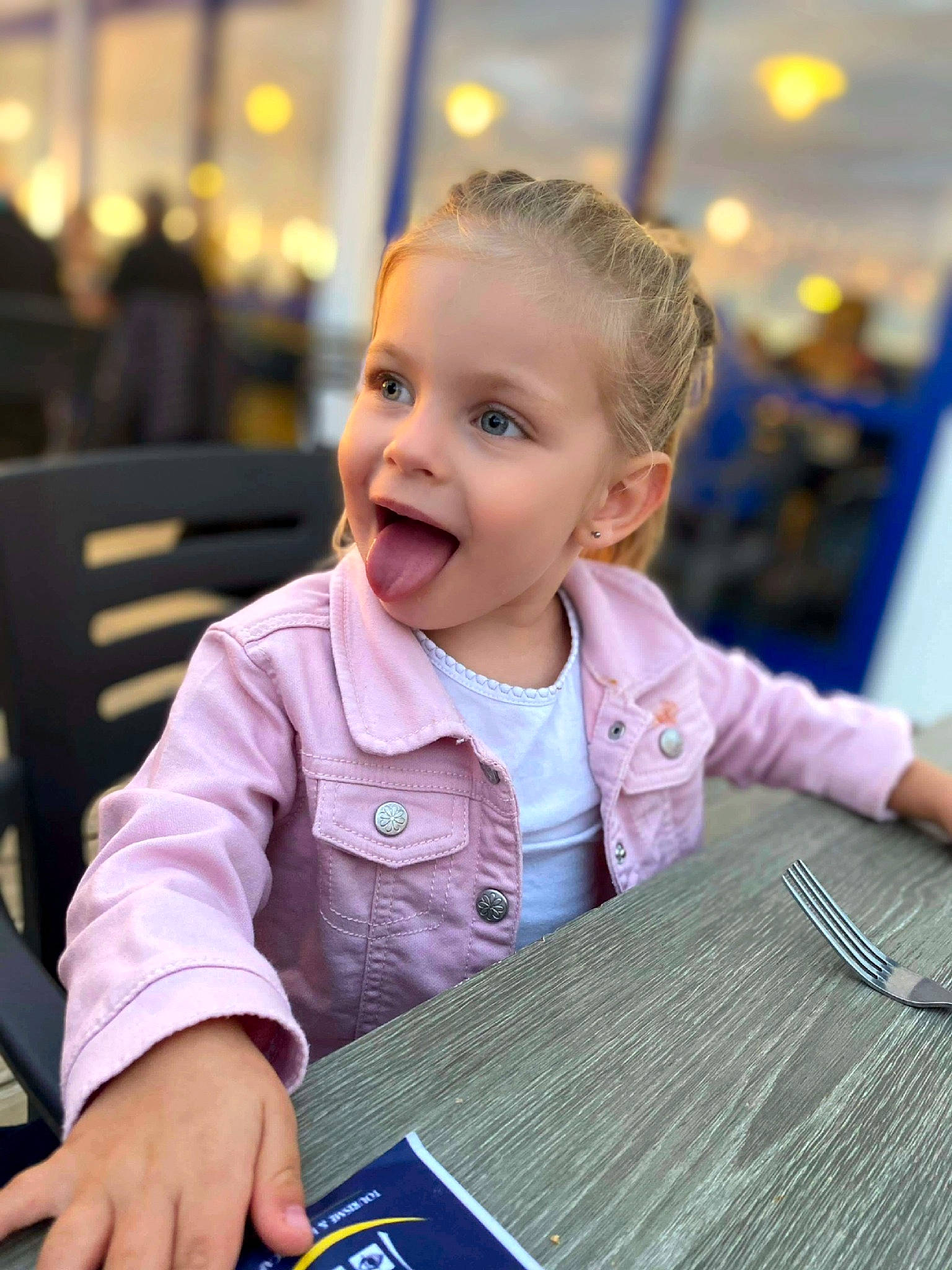 Lyïa a rejoint le concours — aidez-le/la à gagner de superbes lots ! baby, baby_toddler_clothing, beauty, chair, cheek, child, eye, face, flooring, fun, hand, happy, iris, leisure, people, person, recreation, skin, smile, snapshot