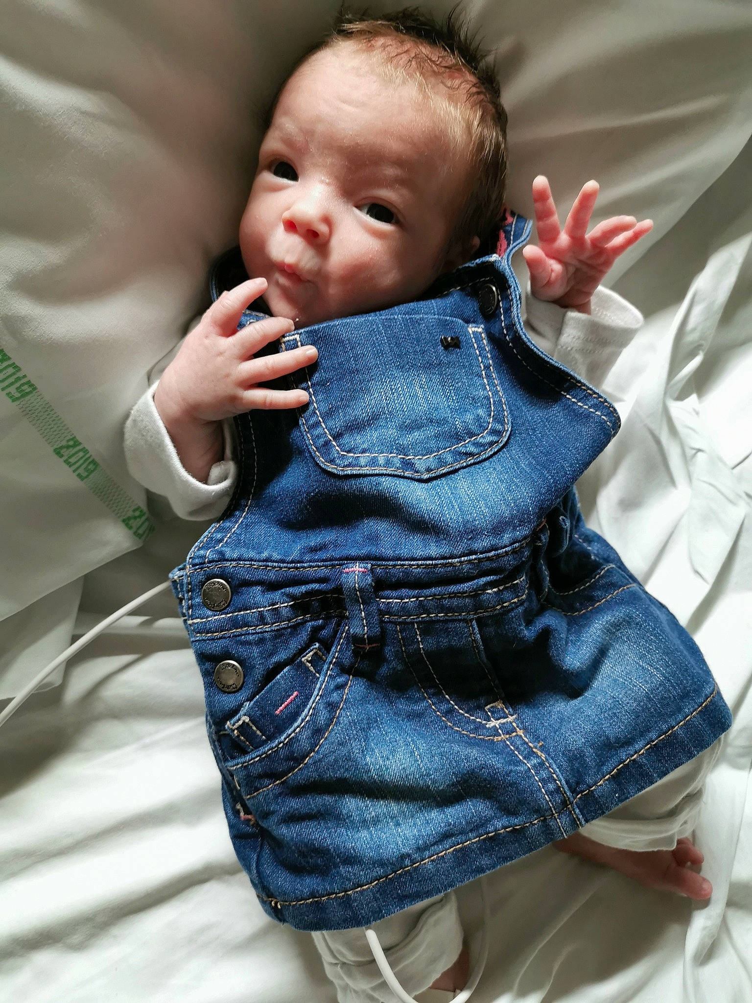 Bebe a rejoint le concours — aidez-le/la à gagner de superbes lots ! baby, baby_products, blue, cheek, child, denim, jeans, person, product, sitting, skin, textile, toddler