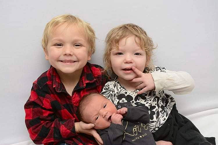 Malyana participe au concours pour gagner de l'argent avec cette photo : arm, baby, baby_toddler_clothing, cheek, child, comfort, face, flash_photography, fun, gesture, happy, human_body, iris, joy, person, photograph, shoulder, skin, sleeve, smile