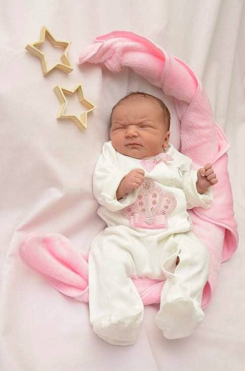 Malyana participe au concours pour gagner de l'argent avec cette photo : baby, baby_products, baby_safety, baby_sleeping, baby_toddler_clothing, bed, bedding, bedtime, cheek, child, comfort, infant_bed, linens, magenta, peach, person, pink, room, skin, textile