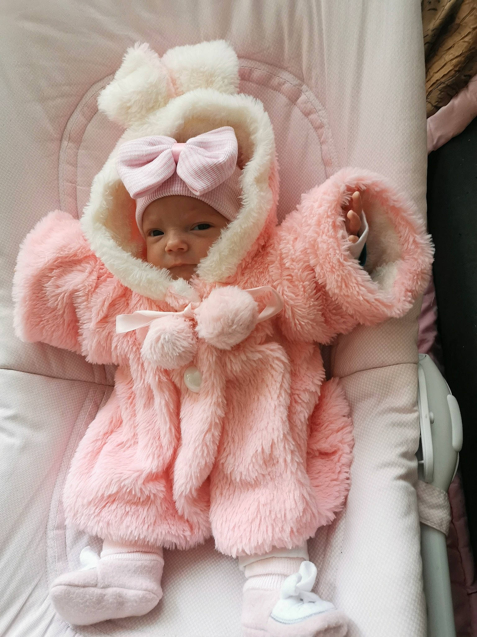Mahelya a rejoint le concours — aidez-le/la à gagner de superbes lots ! baby, child, fur, fur_clothing, headgear, outerwear, person, pink, plush, product, robe, smile, stuffed_toy, textile, toddler, toy