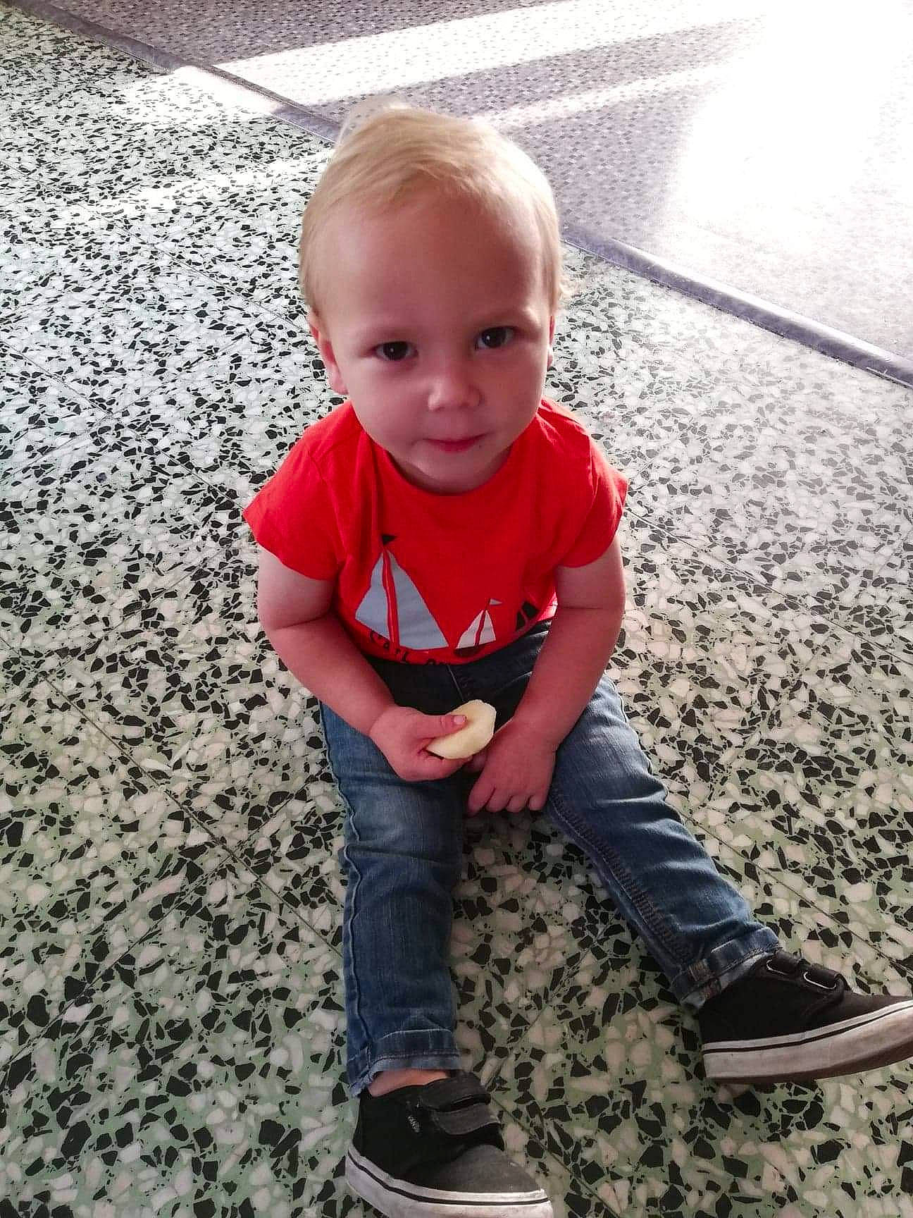 Mahel a rejoint le concours — aidez-le/la à gagner de superbes lots ! baby, child, cool, fun, person, play, sitting, smile, standing, summer, t_shirt, toddler, vacation