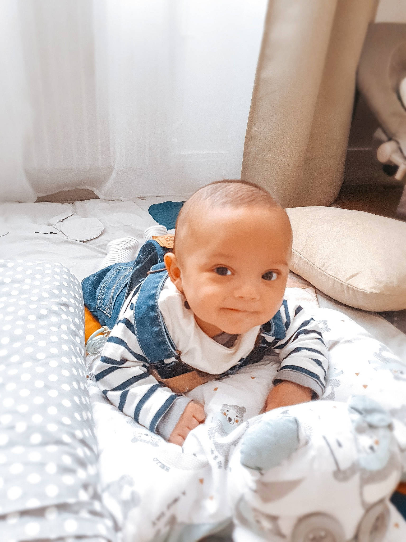 Louis-gabriel a rejoint le concours — aidez-le/la à gagner de superbes lots ! baby, baby_products, baby_safety, baby_toddler_clothing, child, comfort, crawling, curtain, floor, flooring, happy, hardwood, joy, linens, pattern, person, room, sitting, smile, toddler