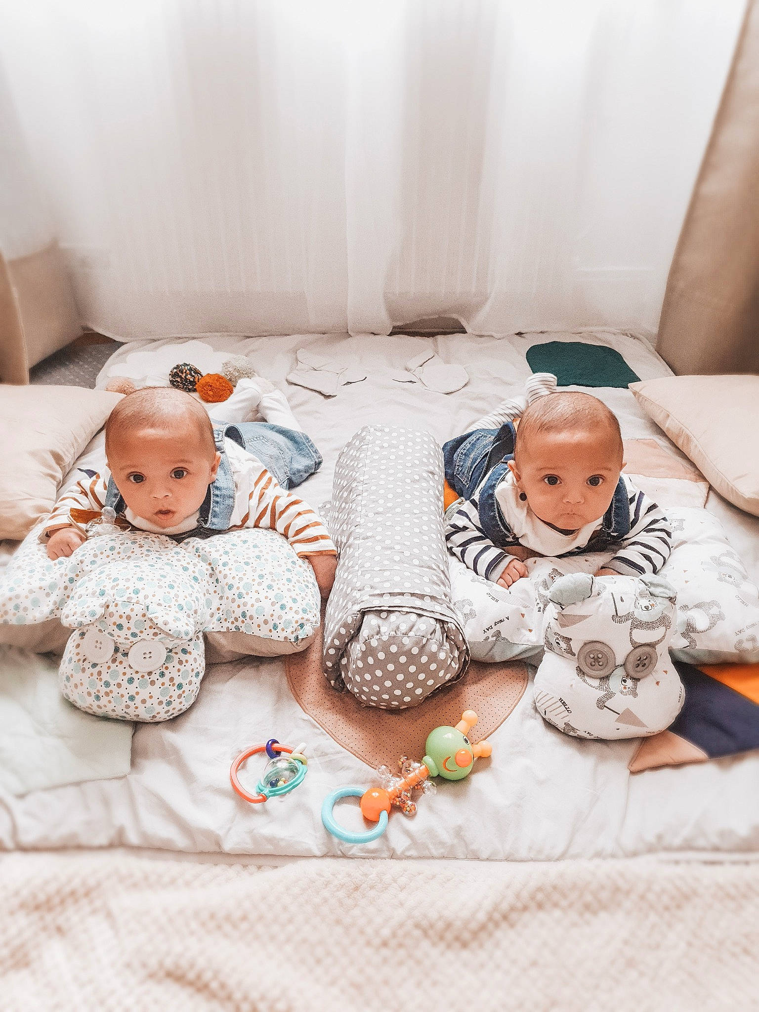 Louis-gabriel participe au concours pour gagner de l'argent avec cette photo : baby, baby_sleeping, baby_toddler_clothing, bedding, child, comfort, couch, floor, flooring, happy, human, linens, mammal, orange, outerwear, person, sleeve, surprise, t_shirt, textile