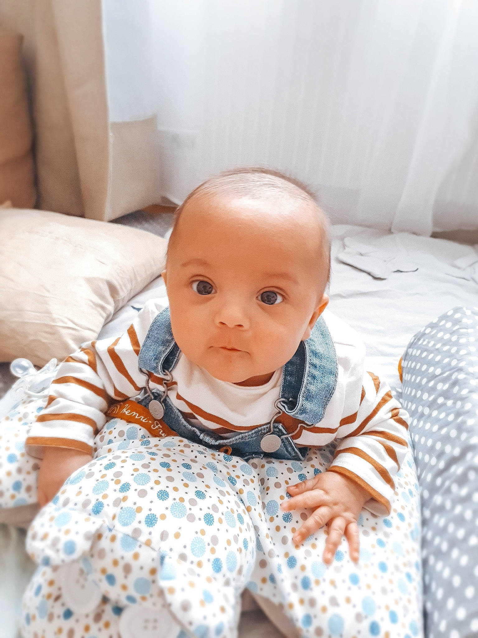 Henri-frédéric a rejoint le concours — aidez-le/la à gagner de superbes lots ! baby, baby_toddler_clothing, child, collar, comfort, fashion_design, flooring, fun, fur, hairstyle, linens, pattern, person, plaid, room, sitting, sleeve, toddler, toy, wood