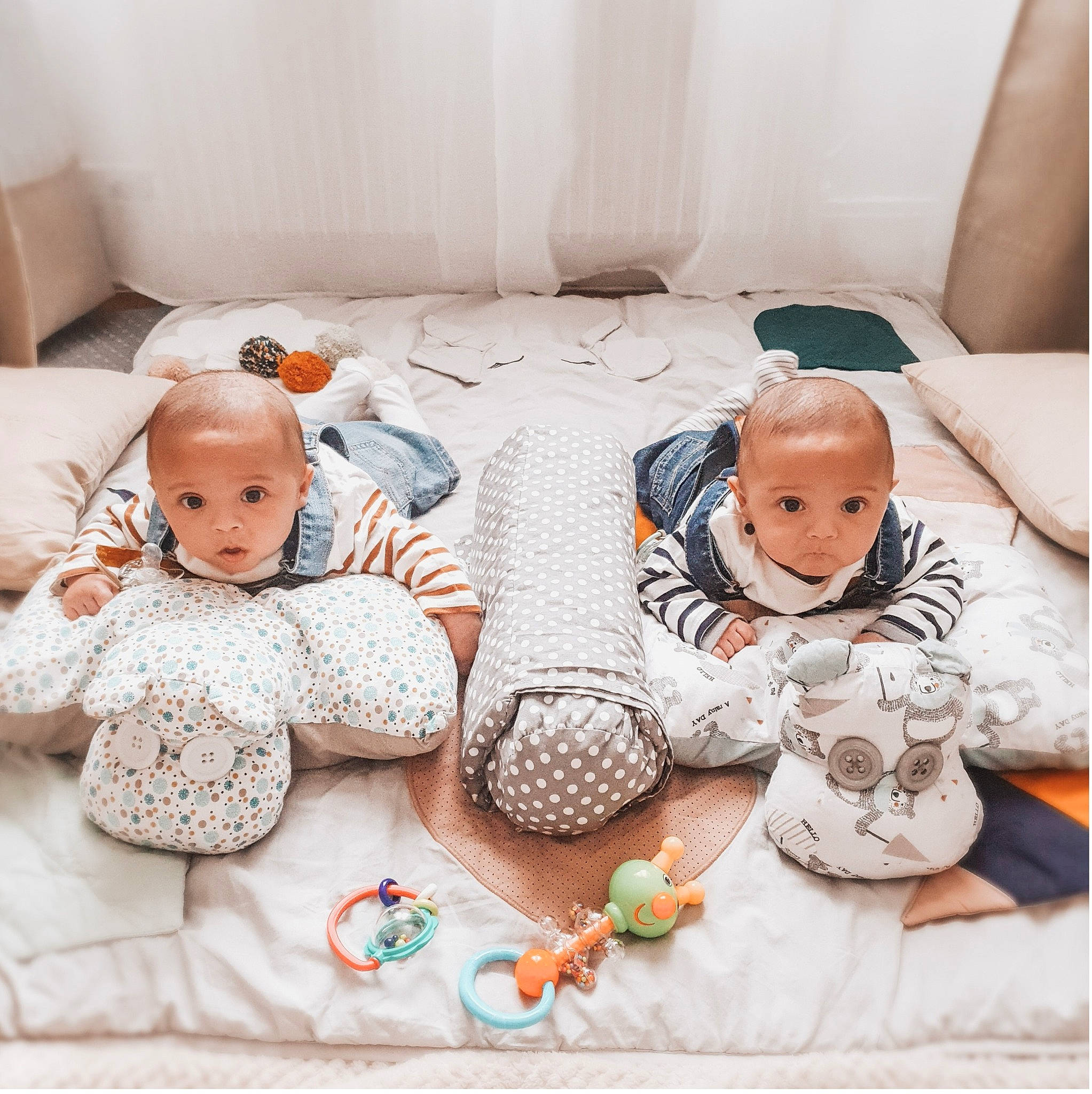Henri-frédéric participe au concours pour gagner de l'argent avec cette photo : baby, baby_products, baby_sleeping, baby_toddler_clothing, child, comfort, couch, flooring, happy, linens, outerwear, pattern, person, product, sitting, skin, sleeve, surprise, t_shirt, textile