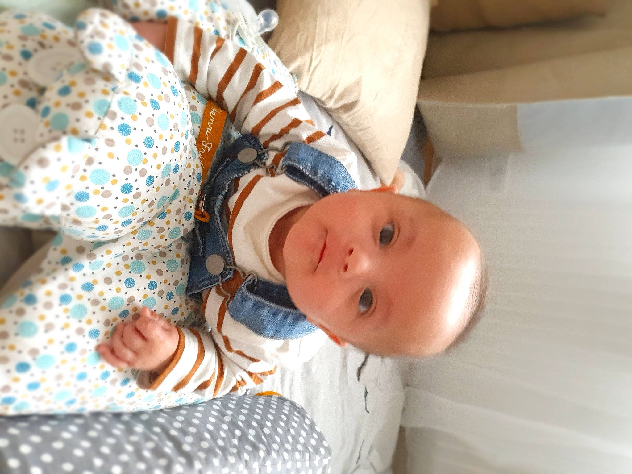 Henri-frédéric a rejoint le concours — aidez-le/la à gagner de superbes lots ! baby, baby_products, baby_safety, baby_sleeping, baby_toddler_clothing, bedtime, cheek, child, comfort, human_body, linens, nap, nose, pattern, person, room, sitting, sleep, sleeve, toddler