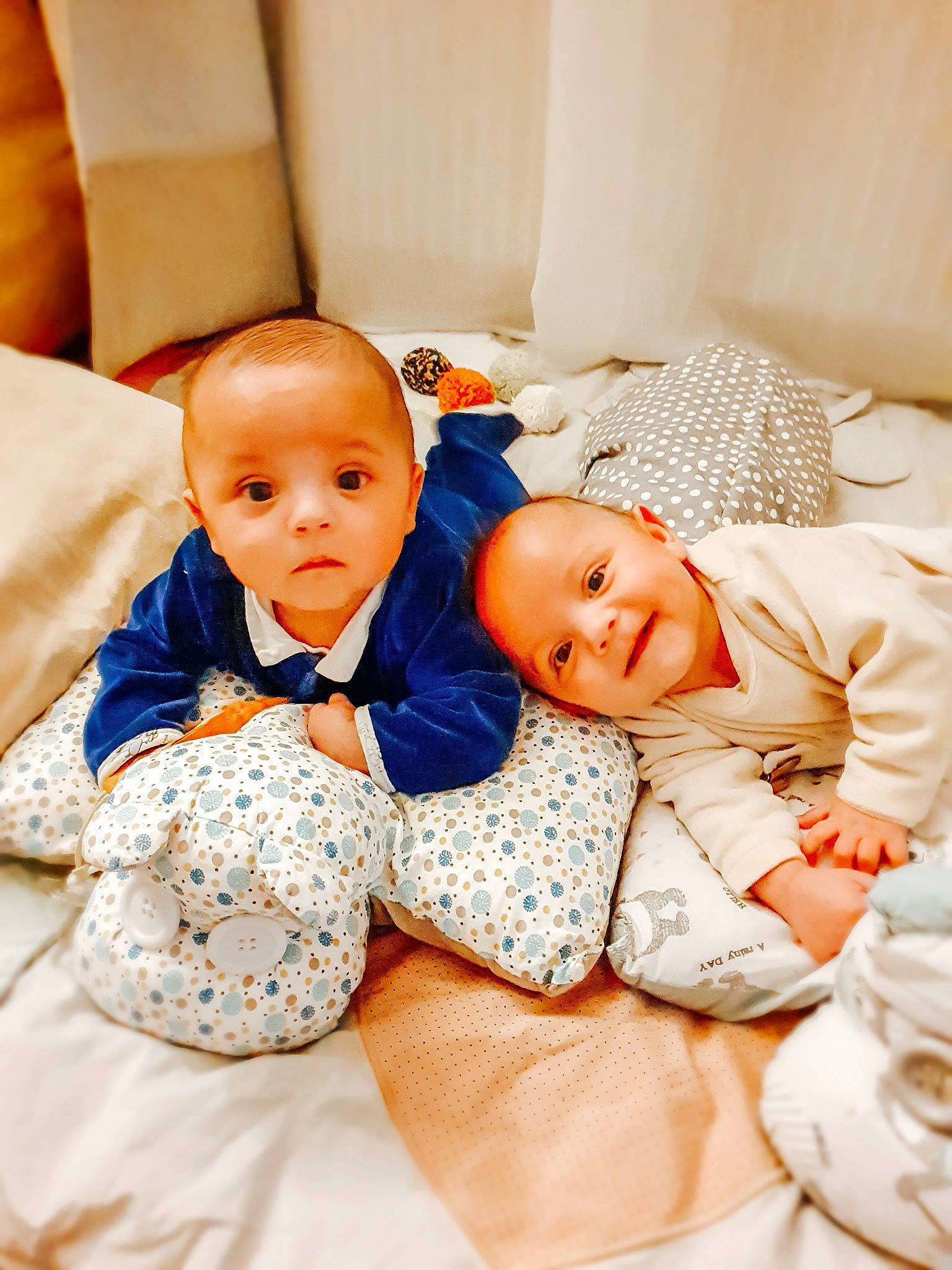 Henri-frédéric participe au concours pour gagner de l'argent avec cette photo : baby, baby_sleeping, baby_toddler_clothing, child, comfort, couch, eye, happy, hat, head, joy, linens, orange, pattern, person, room, sitting, skin, sleeve, smile