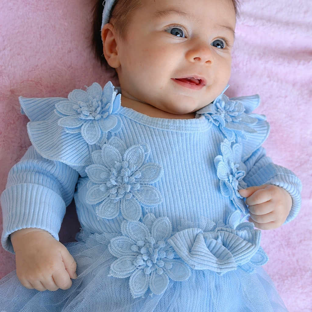 Cyana a rejoint le concours — aidez-le/la à gagner de superbes lots ! baby, infant, blue_dress, headband, flower, smiling, lying_down, pink_blanket, cute, child, portrait, happy, young_child, fabric, embroidery, tulle, hand, face, eyes, soft_texture