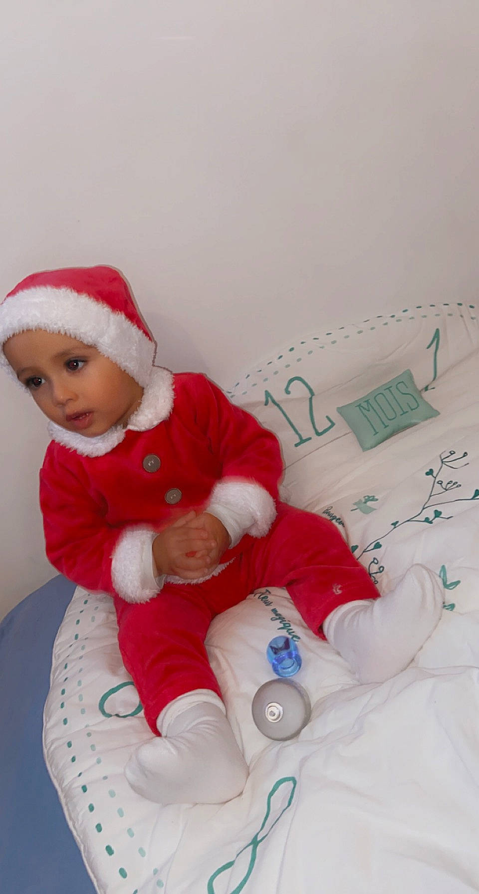 Amar a rejoint le concours — aidez-le/la à gagner de superbes lots ! baby, baby_toddler_clothing, cap, carmine, child, christmas, christmas_eve, comfort, costume_hat, event, fictional_character, hat, headwear, holiday, knee, lap, person, santa_claus, sitting, sleeve