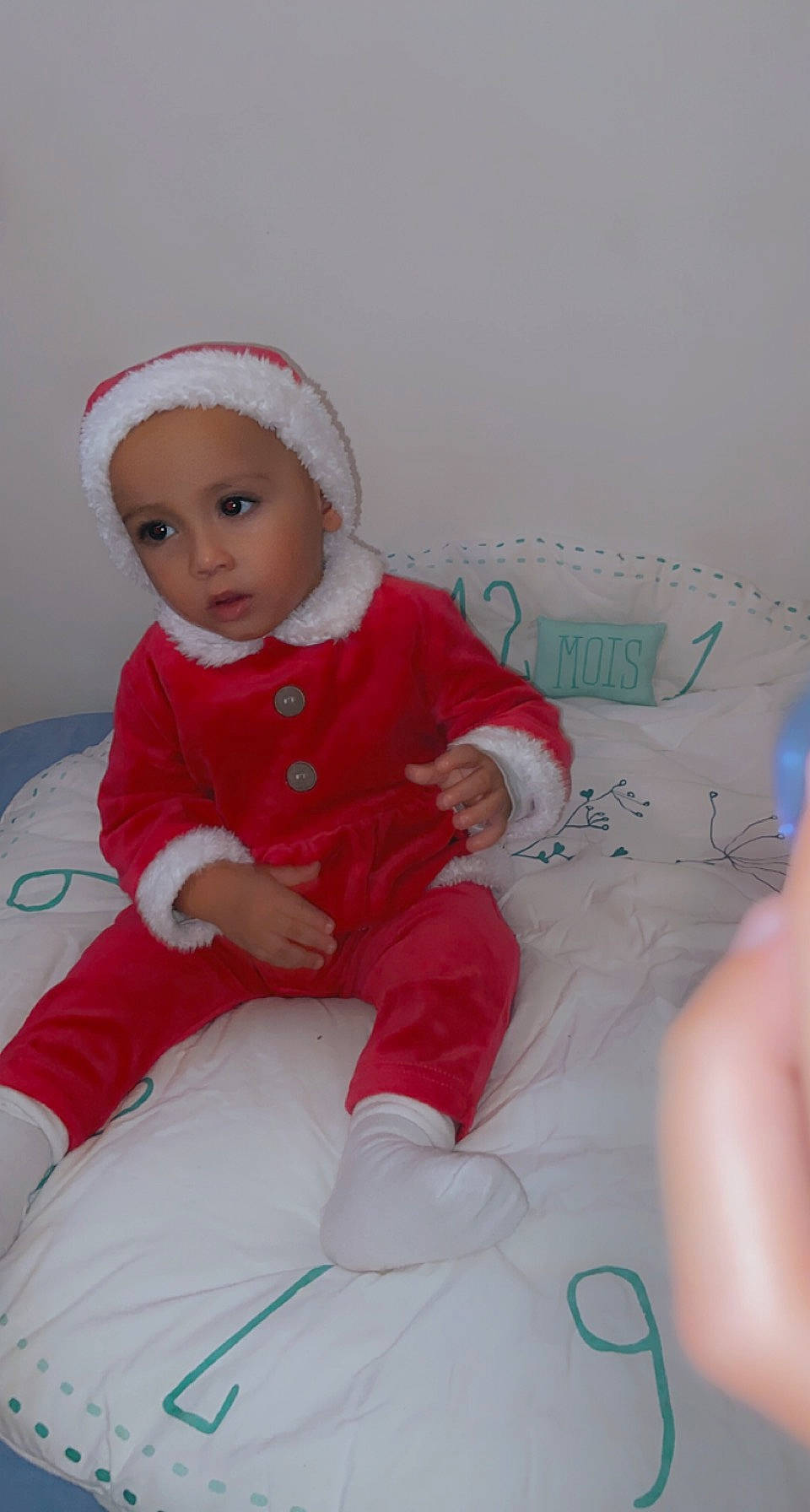 Amar a rejoint le concours — aidez-le/la à gagner de superbes lots ! baby, baby_toddler_clothing, carmine, cheek, child, comfort, eye, finger, headwear, human_body, human_leg, knee, lap, leg, person, pink, room, sitting, skin, sleeve