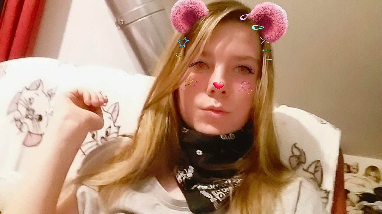 Noemie participe au concours pour gagner de l'argent avec cette photo : beauty, blond, cheek, ear, eye, eyebrow, eyelash, face, fashion_accessory, hair, hair_accessory, hair_coloring, head, jaw, lip, long_hair, mouth, neck, person, pink