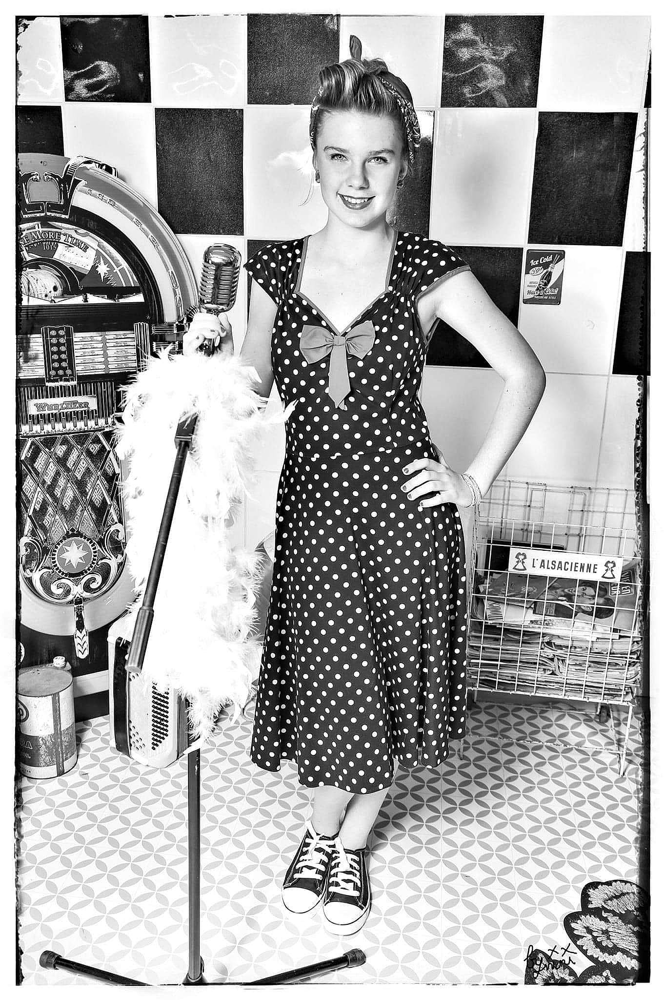 Noemie participe au concours pour gagner de l'argent avec cette photo : black_and_white, clothing, day_dress, design, dress, fashion_design, joy, pattern, person, photograph, photography, polka_dot, retro_style, room, snapshot, style, vintage_clothing