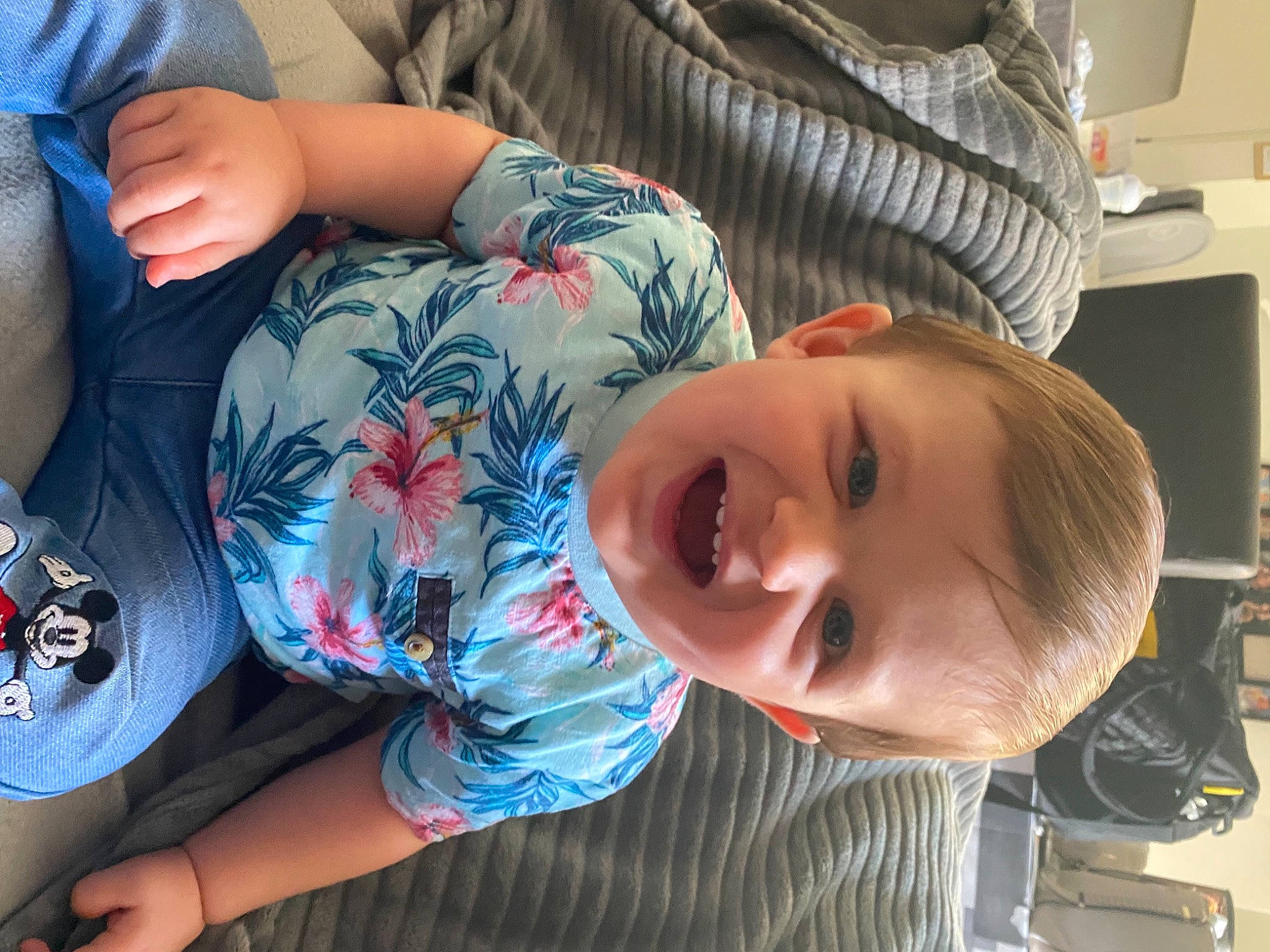 Elijah a rejoint le concours — aidez-le/la à gagner de superbes lots ! baby_toddler_clothing, blue, cheek, child, comfort, cool, elbow, fun, hairstyle, happy, jaw, mouth, neck, nose, person, skin, sleeve, smile, thumb, toddler
