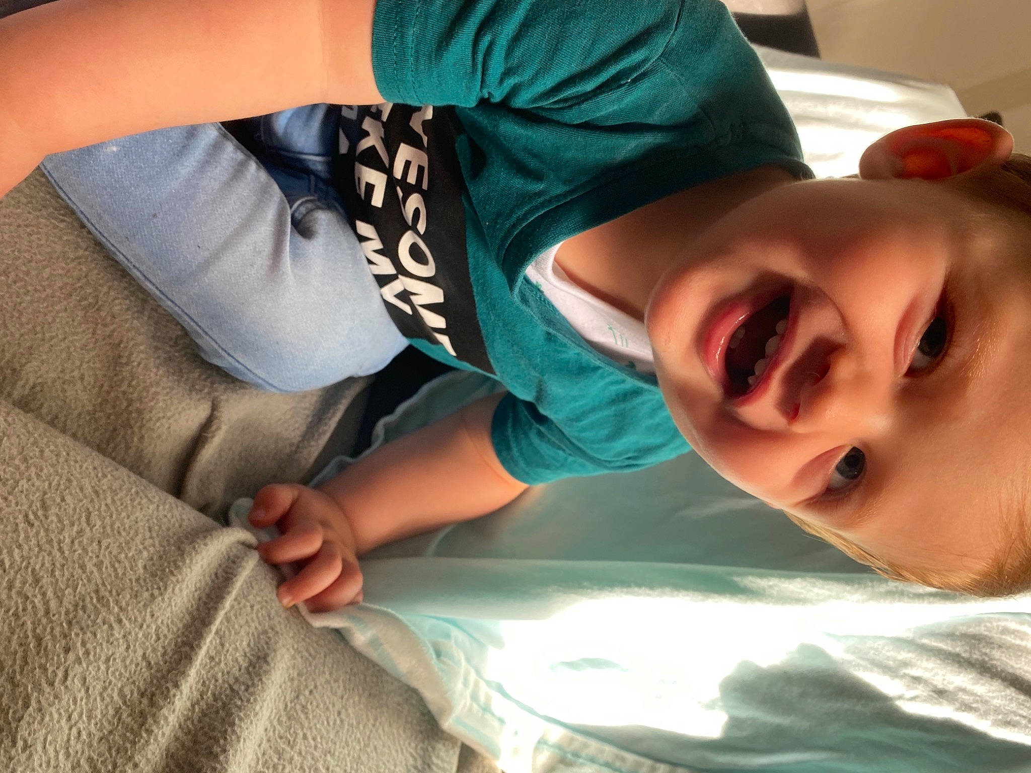 Elijah a rejoint le concours — aidez-le/la à gagner de superbes lots ! arm, comfort, elbow, finger, gesture, hairstyle, hand, happy, human, human_body, jaw, joint, mammal, mouth, neck, nose, person, sleeve, smile, t_shirt