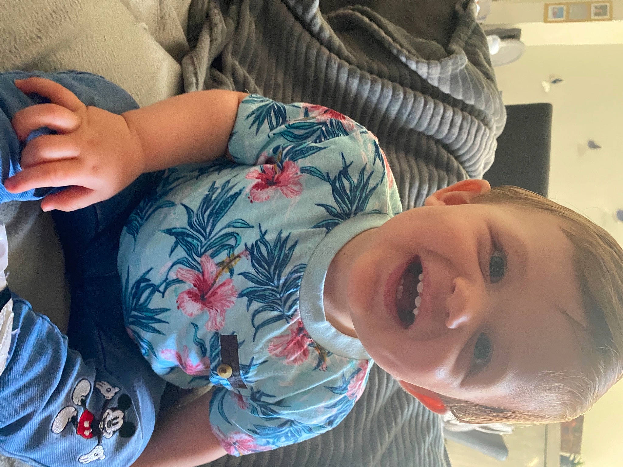 Elijah participe au concours pour gagner de l'argent avec cette photo : cheek, clothing, facial_expression, finger, forehead, hairstyle, happy, human_body, jaw, joint, leg, lip, mouth, neck, nose, person, shoulder, skin, sleeve, smile