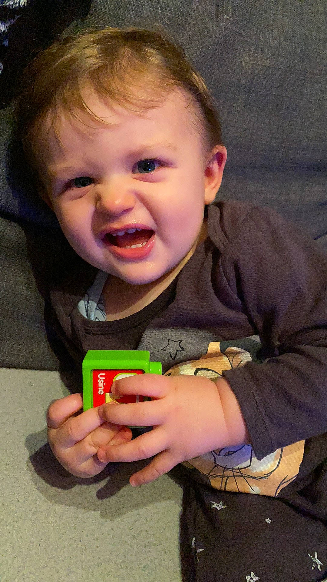 Elijah participe au concours pour gagner de l'argent avec cette photo : baby, baby_toddler_clothing, cheek, child, facial_expression, finger, fun, hand, happy, laugh, nose, person, play, recreation, sitting, skin, smile, t_shirt, thumb, toddler