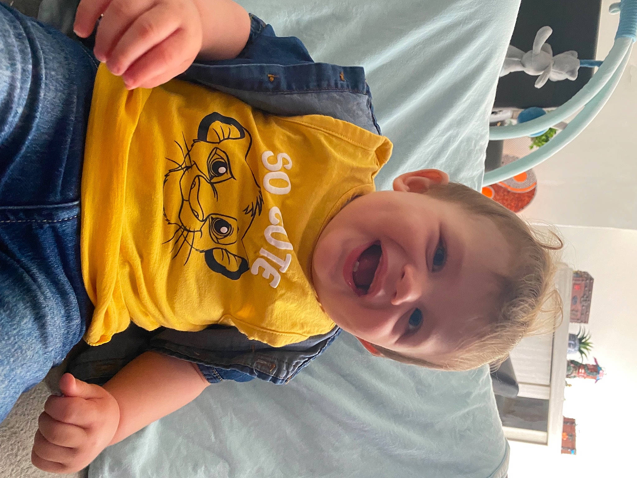 Elijah a rejoint le concours — aidez-le/la à gagner de superbes lots ! child, clothing, elbow, finger, fun, gesture, hand, happy, human_leg, leisure, mouth, nail, person, room, sitting, smile, t_shirt, thumb, toddler, vacation