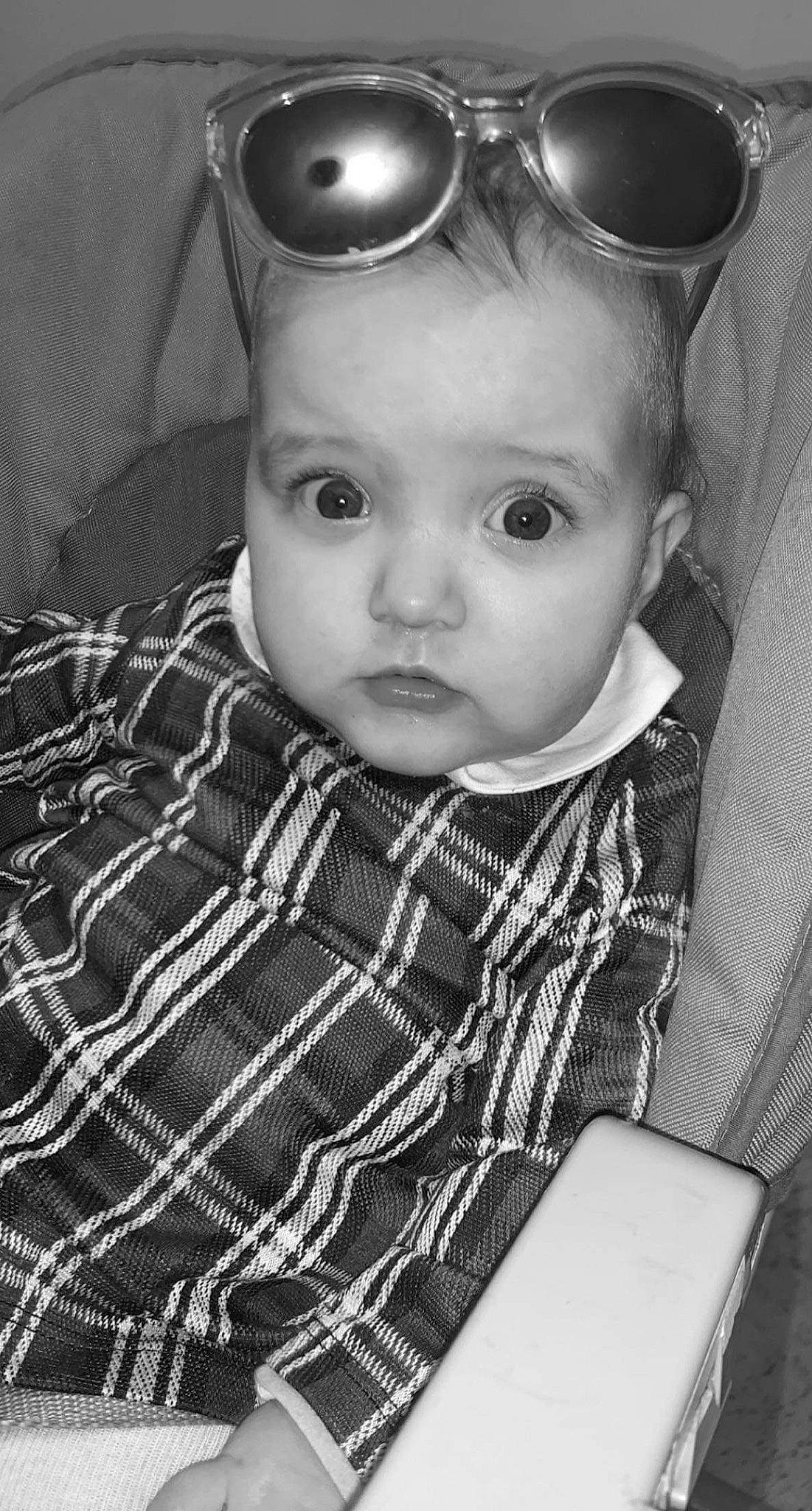 Kelsy participe au concours pour gagner de l'argent avec cette photo : baby, baby_toddler_clothing, black, black_and_white, cheek, child, eyebrow, face, facial_expression, flash_photography, goggles, lip, monochrome, person, photograph, skin, sleeve, sunglasses, toddler, vision_care