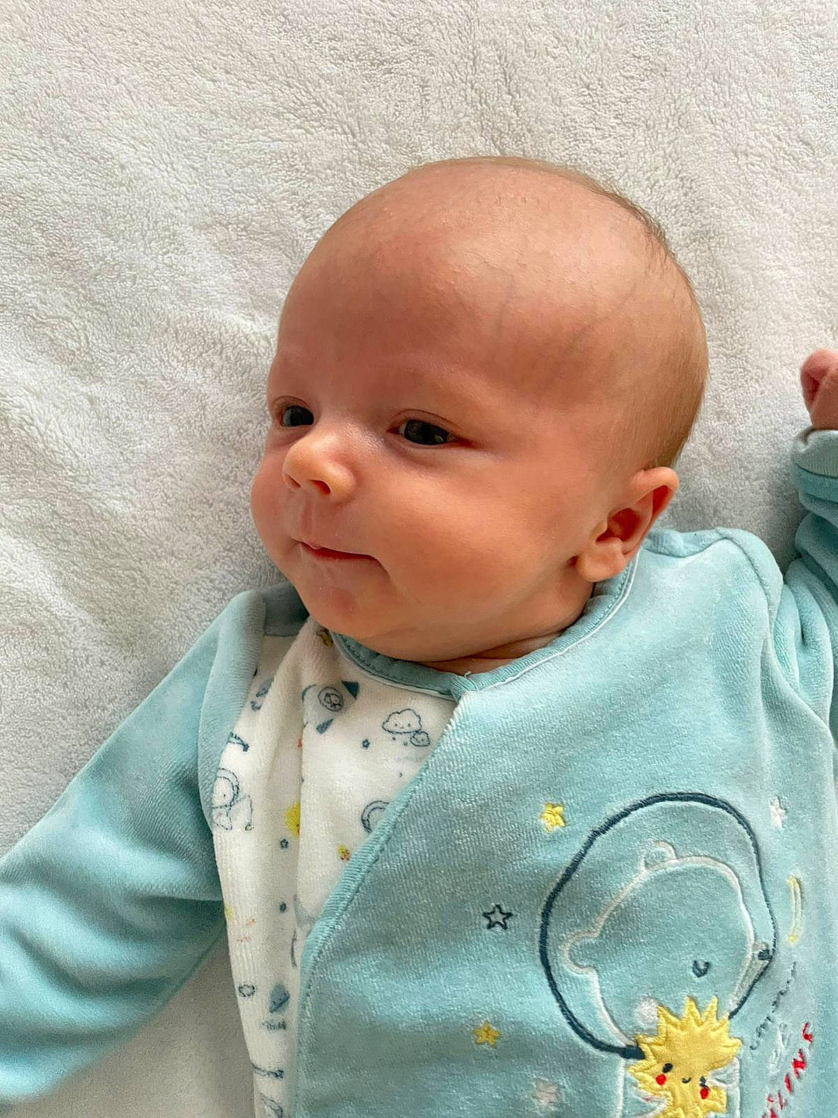 Jules participe au concours pour gagner de l'argent avec cette photo : baby, baby_products, baby_toddler_clothing, cheek, child, clothing, collar, comfort, dress, face, grass, head, iris, linens, lip, neck, nose, person, skin, sleeve