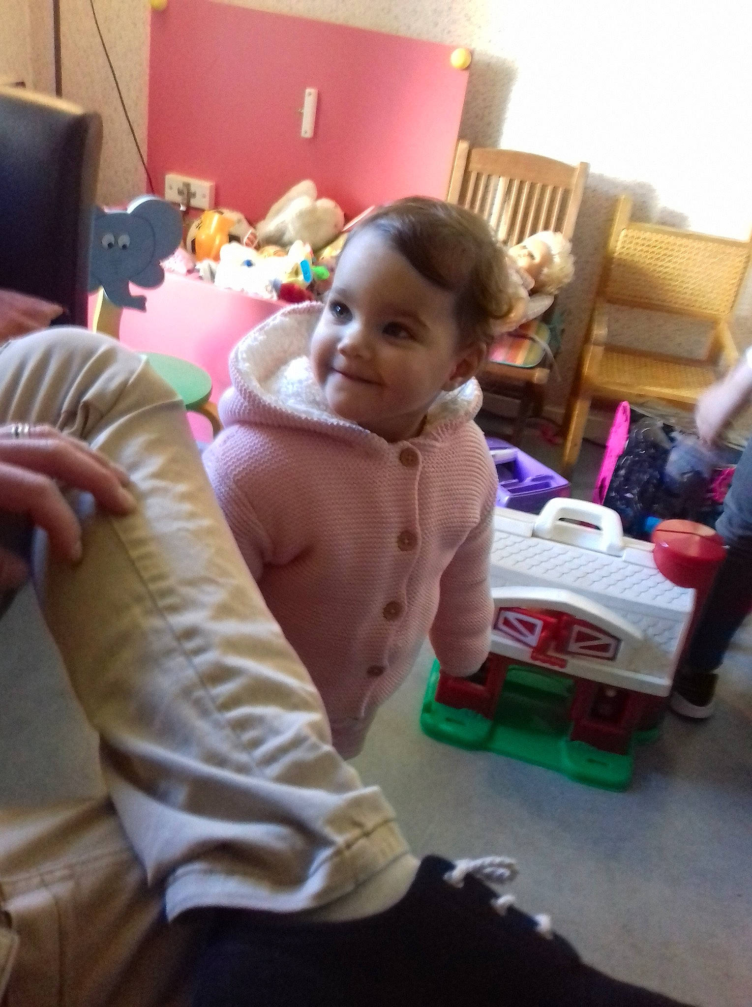 Zoé a rejoint le concours — aidez-le/la à gagner de superbes lots ! baby, child, finger, joy, leg, person, play, room, thumb, toddler