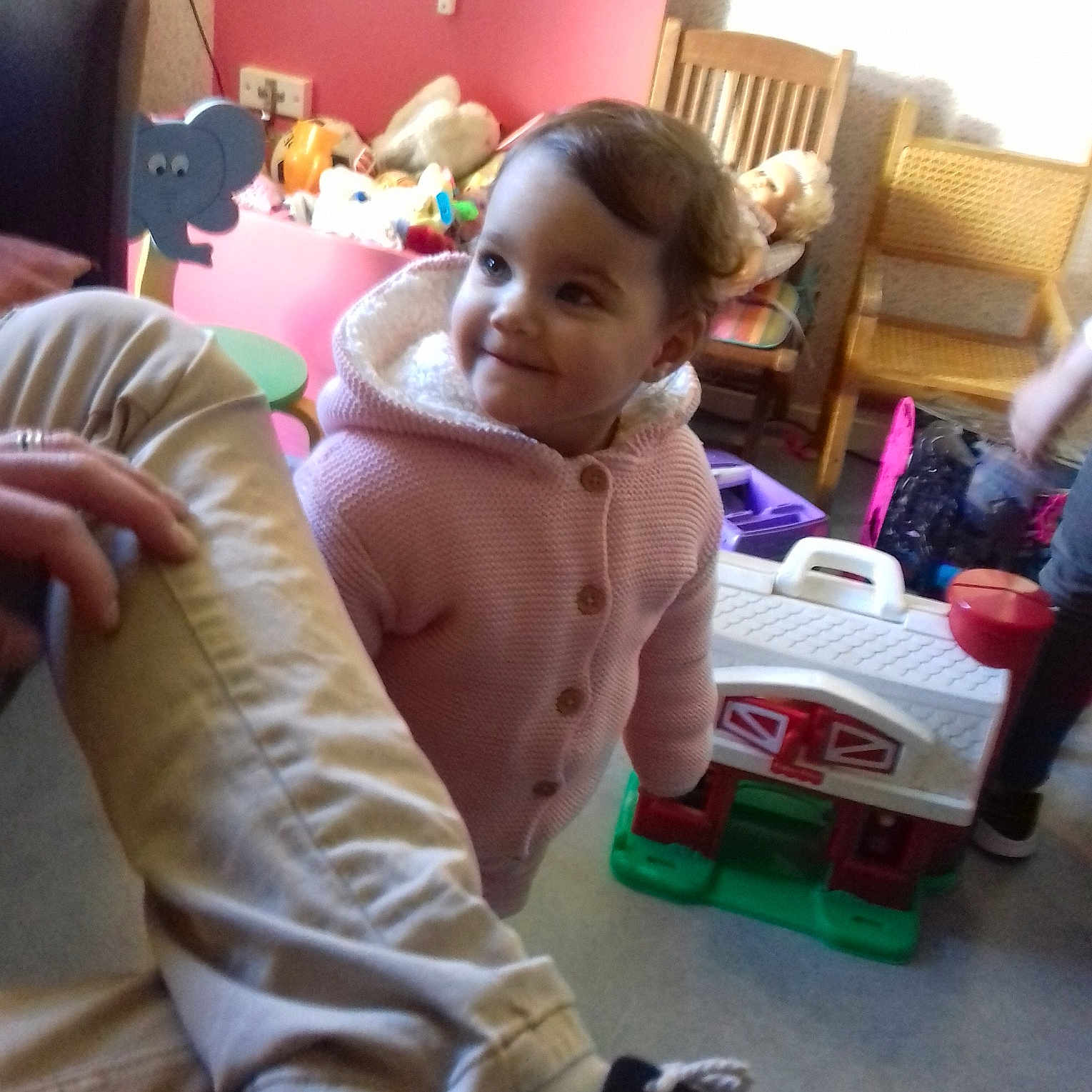 Zoé a rejoint le concours — aidez-le/la à gagner de superbes lots ! baby, child, finger, joy, leg, person, play, room, thumb, toddler