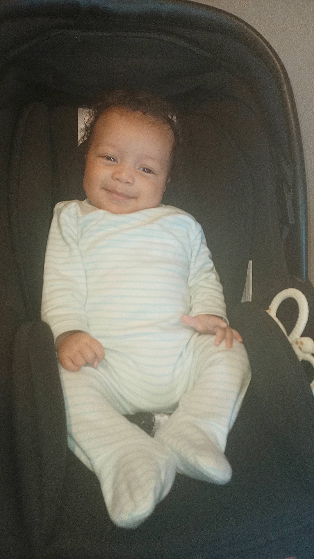 Noé participe au concours pour gagner de l'argent avec cette photo : baby, baby_toddler_clothing, car_seat, chair, cheek, child, comfort, eye, face, flash_photography, fun, iris, joy, person, product, sitting, skin, sleeve, smile, tints_and_shades