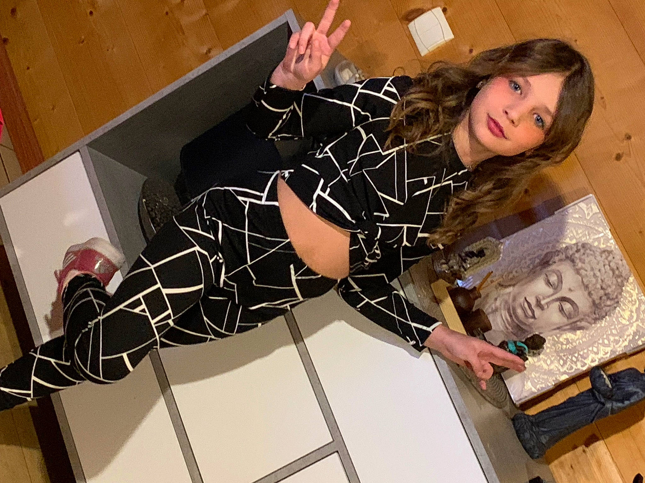 Elisa participe au concours pour gagner de l'argent avec cette photo : comfort, eyewear, fashion_design, flooring, fun, homemaker, human_leg, knee, long_hair, pattern, person, room, sitting, sleeve, smile, table, thigh, waist