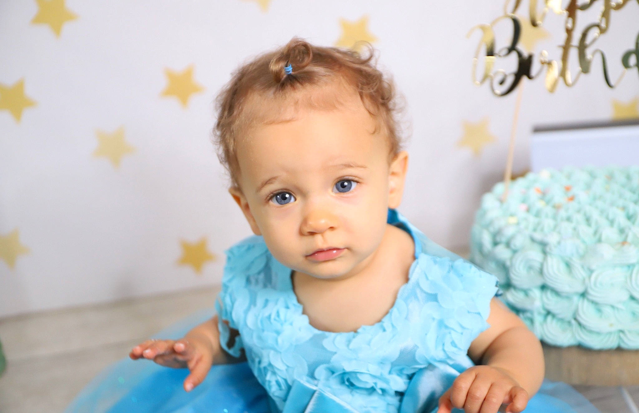 Anaé a rejoint le concours — aidez-le/la à gagner de superbes lots ! azure, baby, baby_toddler_clothing, beauty, blue, cheek, child, electric_blue, eyelash, fun, happy, iris, pattern, person, pink, room, skin, sleeve, t_shirt, toddler