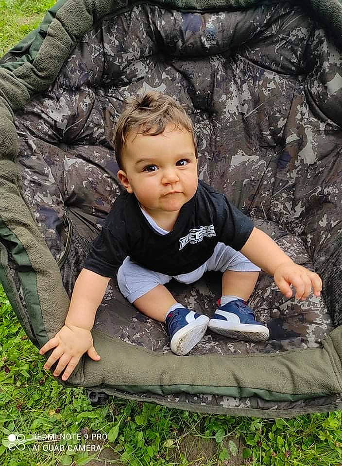 Alessio participe au concours pour gagner de l'argent avec cette photo : baby, baby_toddler_clothing, child, face, flash_photography, fun, grass, grassland, happy, human_body, lawn, leaf, leisure, people_in_nature, person, recreation, rock, sitting, soil, spring