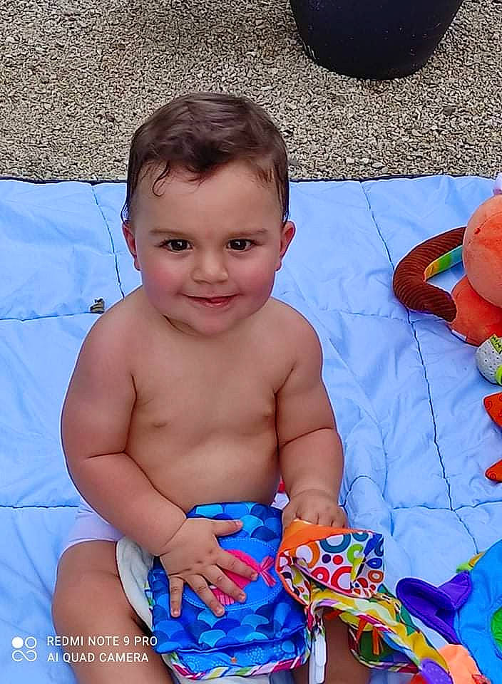 Alessio a rejoint le concours — aidez-le/la à gagner de superbes lots ! baby, baby_toddler_clothing, blue, cheek, chest, child, eye, face, finger, flowerpot, fun, happy, human_body, joy, leg, leisure, mouth, muscle, person, smile