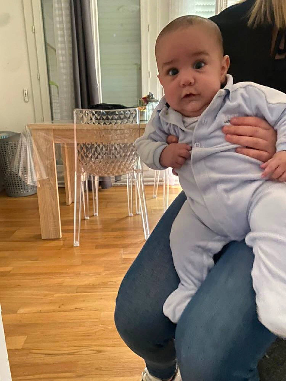 Nail a rejoint le concours — aidez-le/la à gagner de superbes lots ! baby, baby_toddler_clothing, chair, child, comfort, floor, flooring, formal_wear, happy, hardwood, knee, leg, person, shoulder, sitting, sleeve, suit, thigh, toddler, trunk