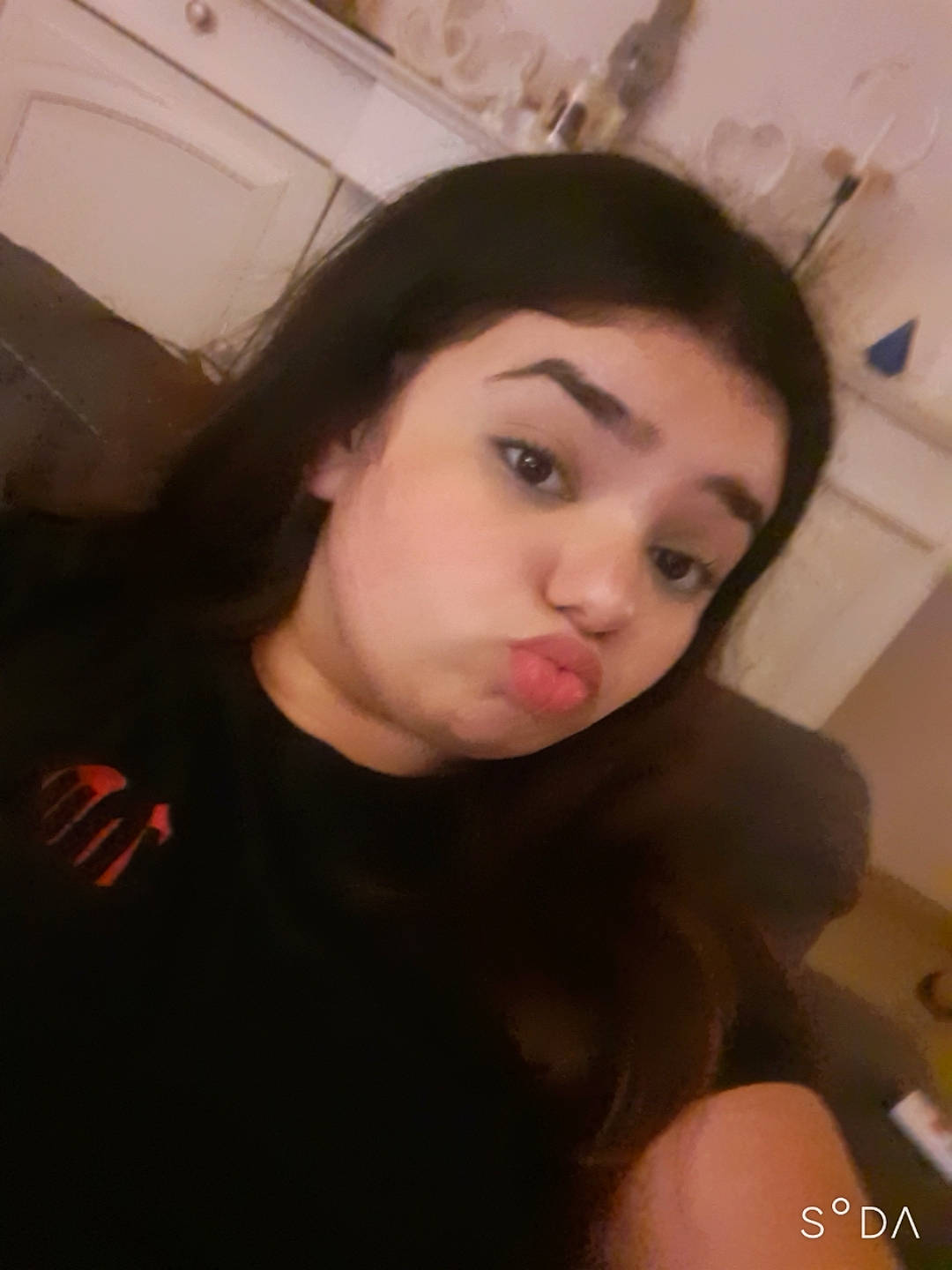 Elisa participe au concours pour gagner de l'argent avec cette photo : bangs, black_hair, cheek, chin, cool, ear, eyebrow, eyelash, flash_photography, forehead, gesture, happy, jaw, lip, mouth, neck, nose, person, shoulder, skin