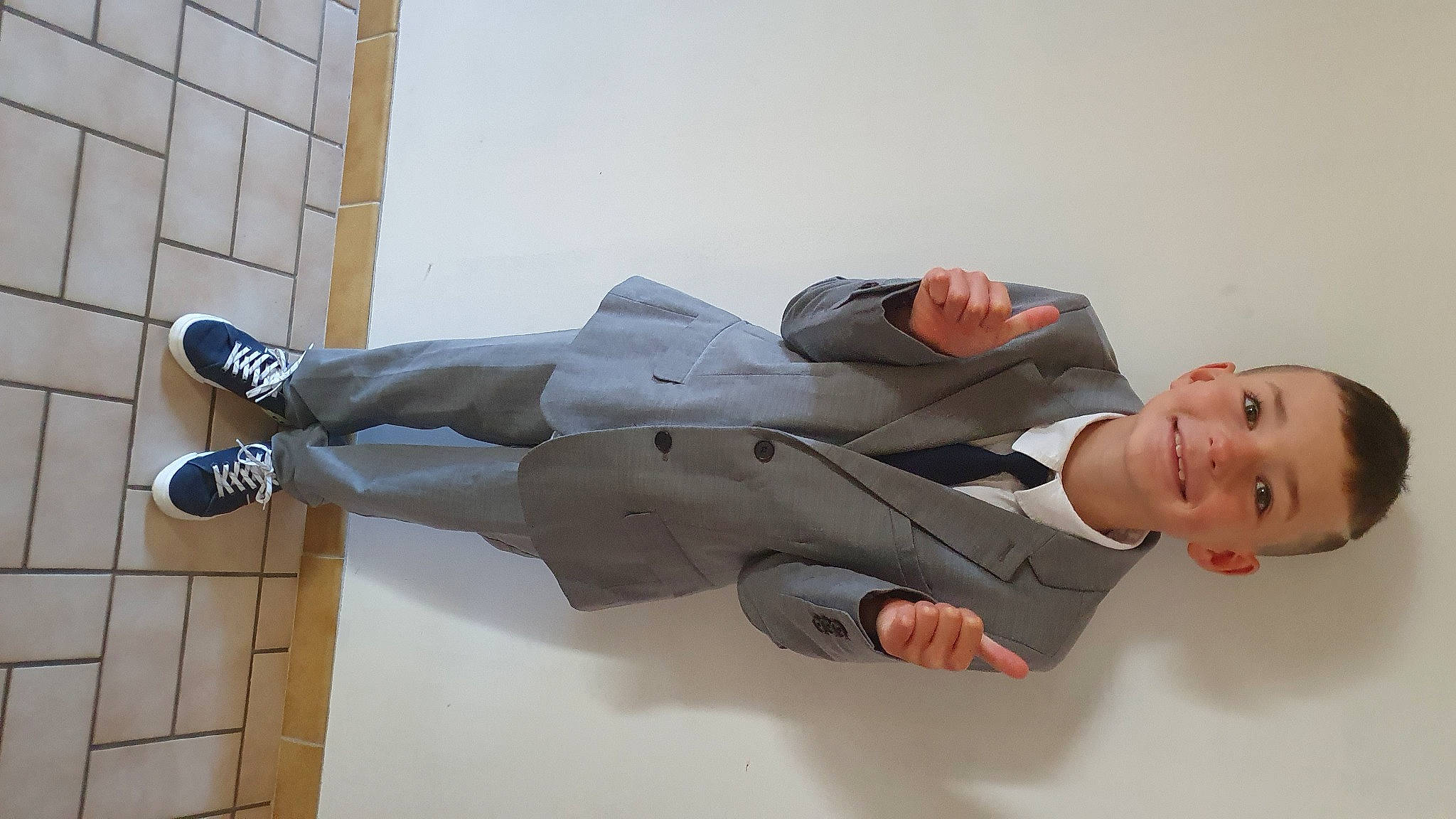 Sacha a rejoint le concours — aidez-le/la à gagner de superbes lots ! blazer, coat, collar, comfort, dress_shirt, elbow, finger, footwear, formal_wear, gesture, hand, human_leg, joy, knee, leg, person, shoe, sleeve, suit, thigh