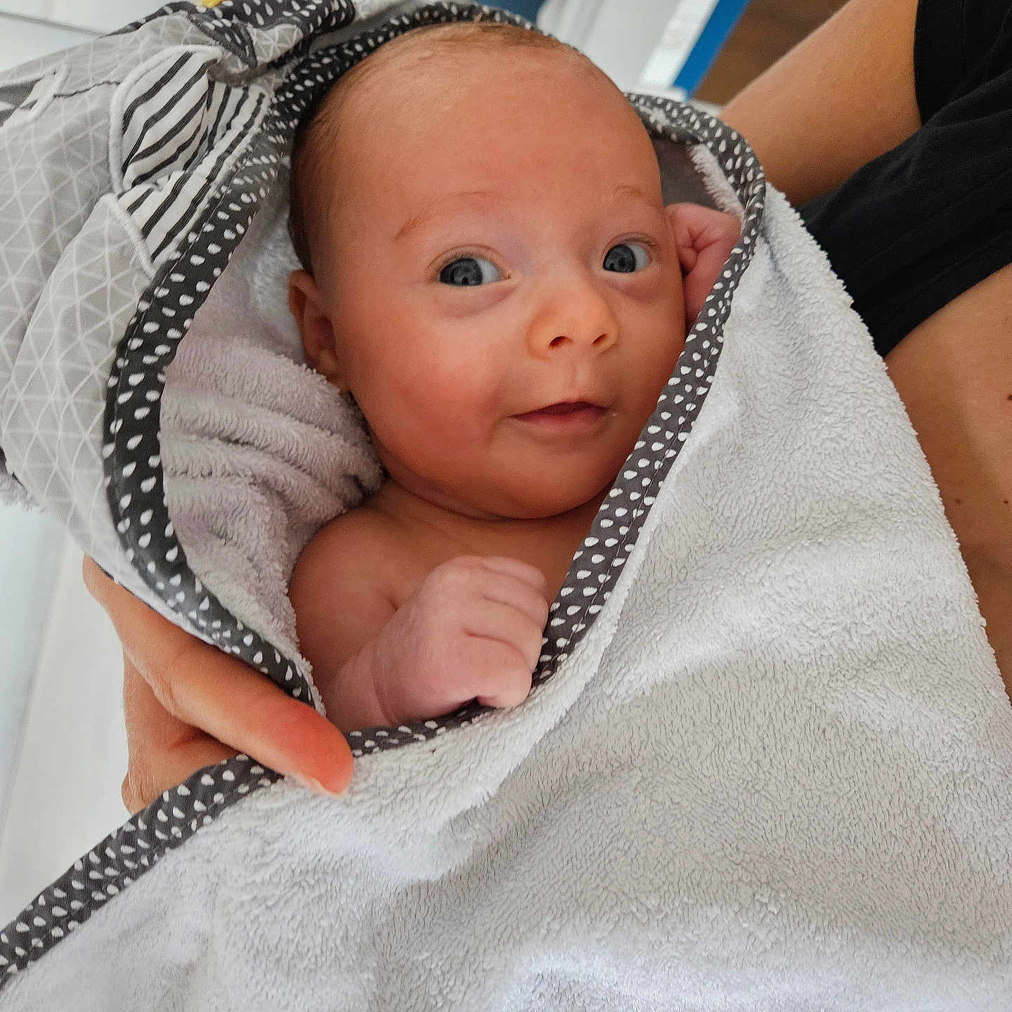 Ambre a rejoint le concours — aidez-le/la à gagner de superbes lots ! baby, blue_eyes, child, cozy, cute, expression, hand, holding, human, indoor, infant, newborn, patterned, person, portrait, skin, soft, towel, white, wrapped