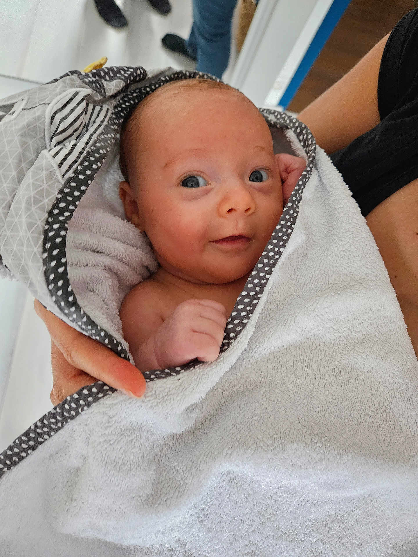 Ambre a rejoint le concours — aidez-le/la à gagner de superbes lots ! baby, newborn, towel, wrapped, hand, person, indoor, blue_eyes, skin, cute, infant, soft, patterned, holding, portrait, human, child, expression, white, cozy