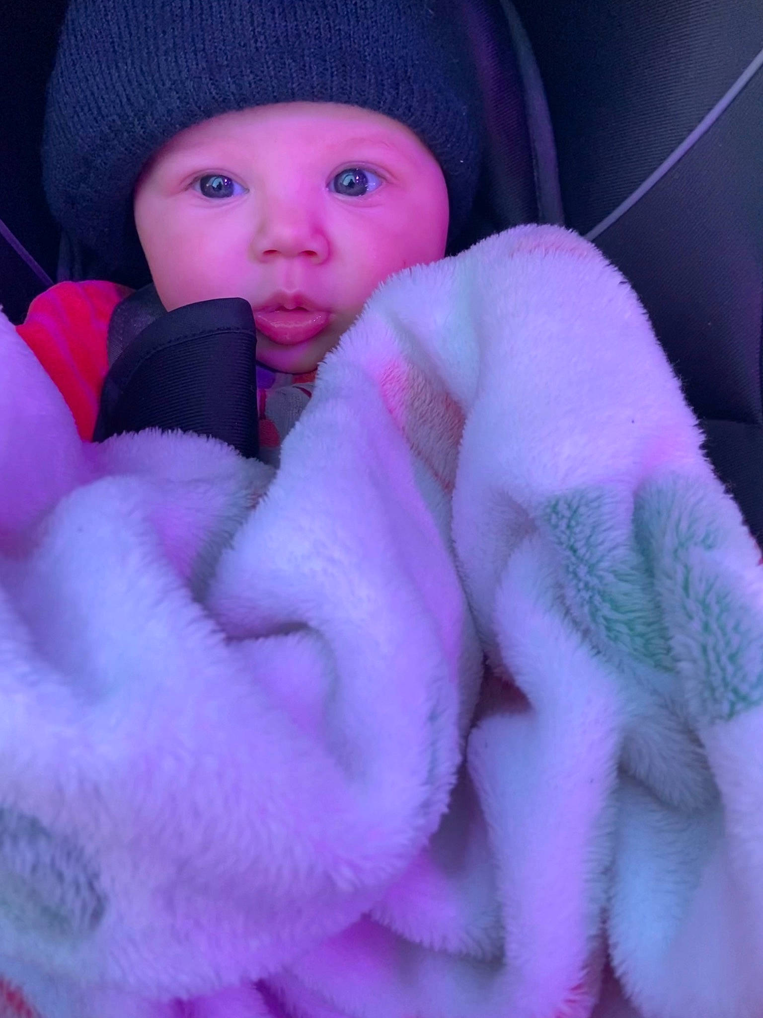 Diana a rejoint le concours — aidez-le/la à gagner de superbes lots ! baby, cap, cheek, child, close_up, comfort, electric_blue, eye, headgear, headwear, knit_cap, linens, lip, magenta, person, pink, purple, skin, thumb, toddler