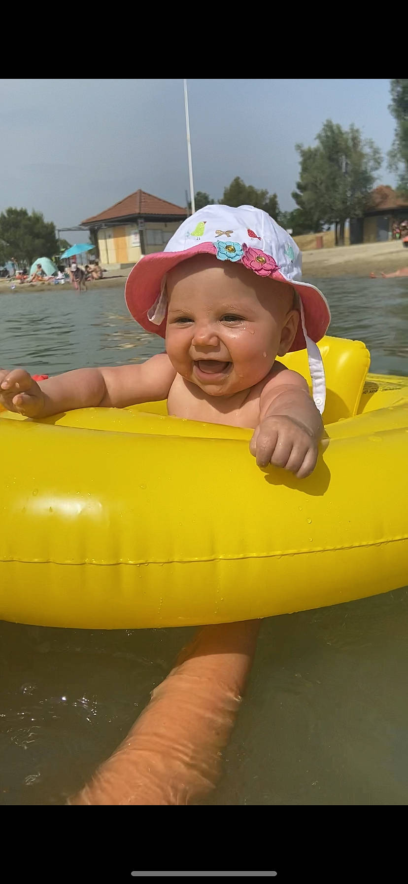 Diana a rejoint le concours — aidez-le/la à gagner de superbes lots ! baby, baby_toddler_clothing, baseball_cap, cap, child, fun, happy, hat, headwear, leisure, person, personal_protective_equipment, play, product, recreation, sky, smile, summer, toddler, travel