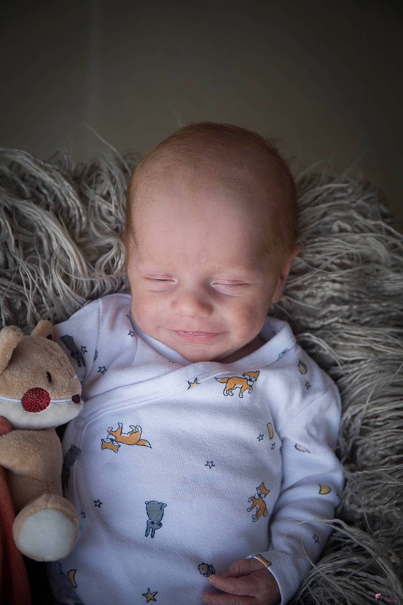Thylio a rejoint le concours — aidez-le/la à gagner de superbes lots ! baby, baby_toddler_clothing, cheek, child, comfort, eye, face, flash_photography, happy, human_body, iris, lip, mouth, nose, person, sitting, skin, sleeve, toddler, toy