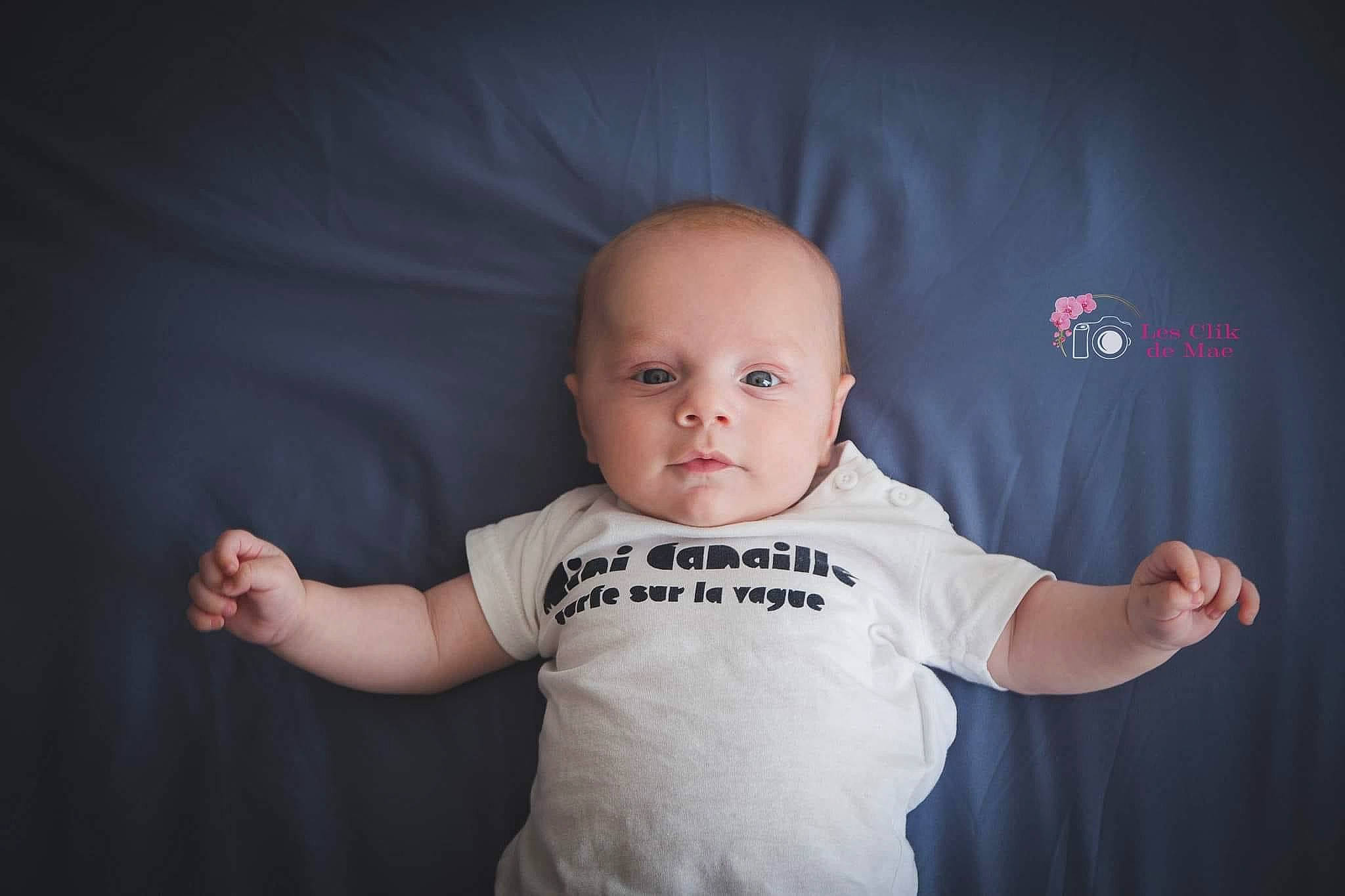 Thylio participe au concours pour gagner de l'argent avec cette photo : arm, baby, baby_toddler_clothing, cheek, comfort, elbow, finger, flash_photography, gesture, hand, happy, human_body, iris, neck, nose, person, sleeve, stomach, t_shirt, thumb