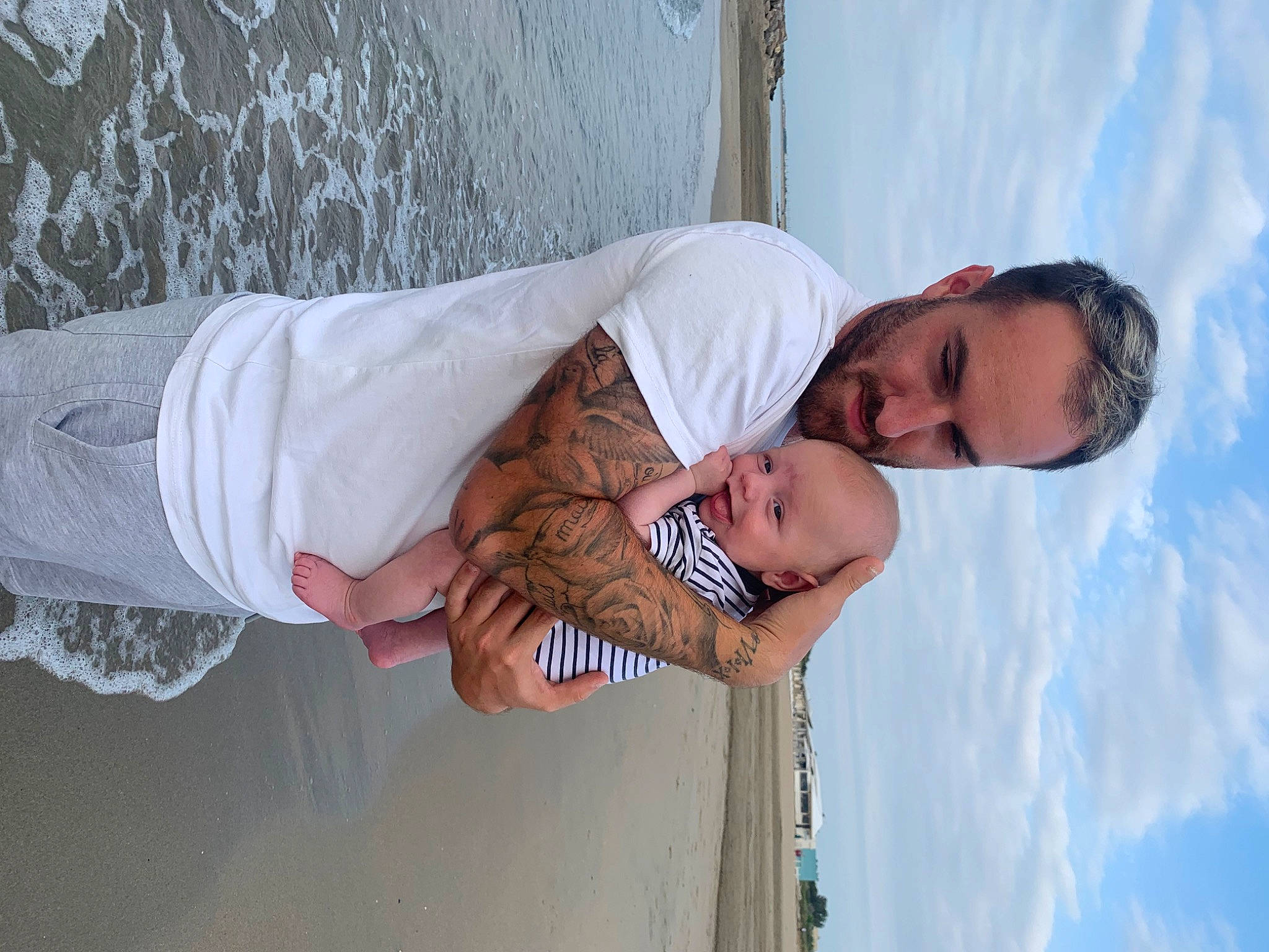 Thylio participe au concours pour gagner de l'argent avec cette photo : arm, beach, child, cloud, elbow, eye, face, foot, fun, happy, human_leg, joint, leisure, person, skin, sky, smile, sunglasses, thigh, trunk