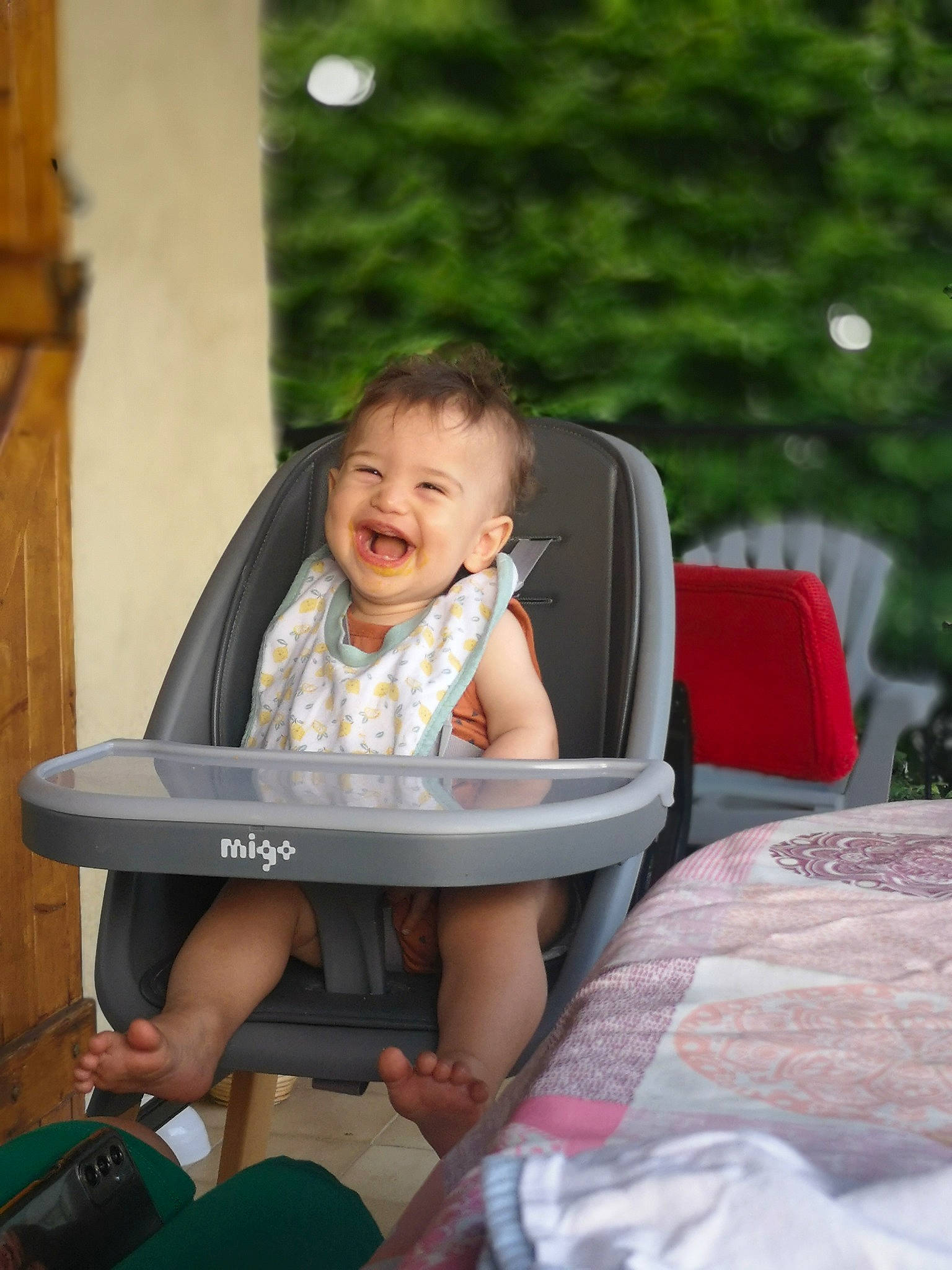 Leandre a rejoint le concours — aidez-le/la à gagner de superbes lots ! baby, baby_products, chair, child, comfort, event, fun, grass, happy, joy, leisure, linens, outdoor_furniture, person, recreation, sitting, smile, table, tablecloth, toddler