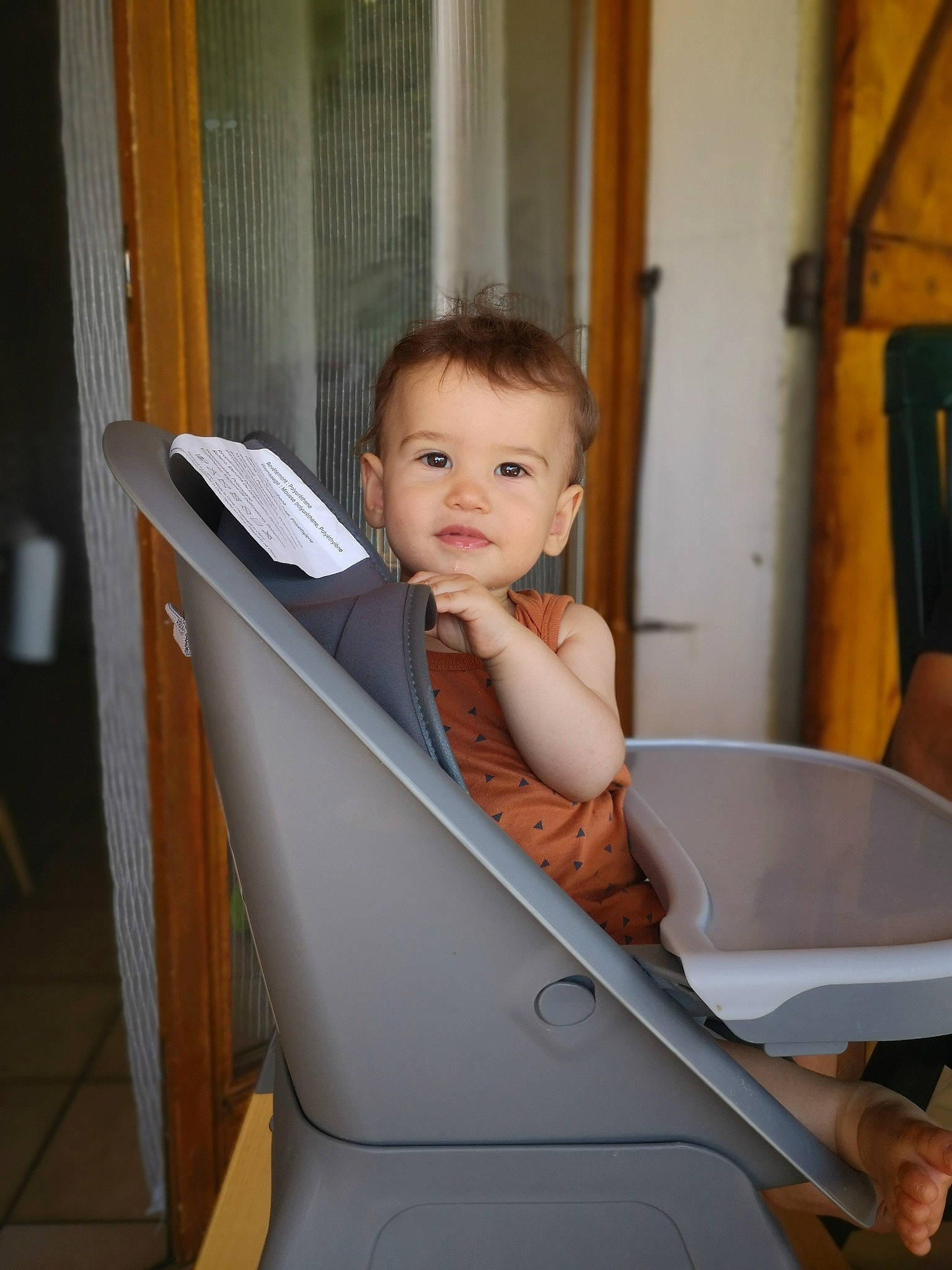 Leandre participe au concours pour gagner de l'argent avec cette photo : automotive_exterior, baby, baby_products, baby_toddler_clothing, chair, child, comfort, flash_photography, flooring, foot, fun, hardwood, human_leg, leisure, person, room, sitting, toddler, wood