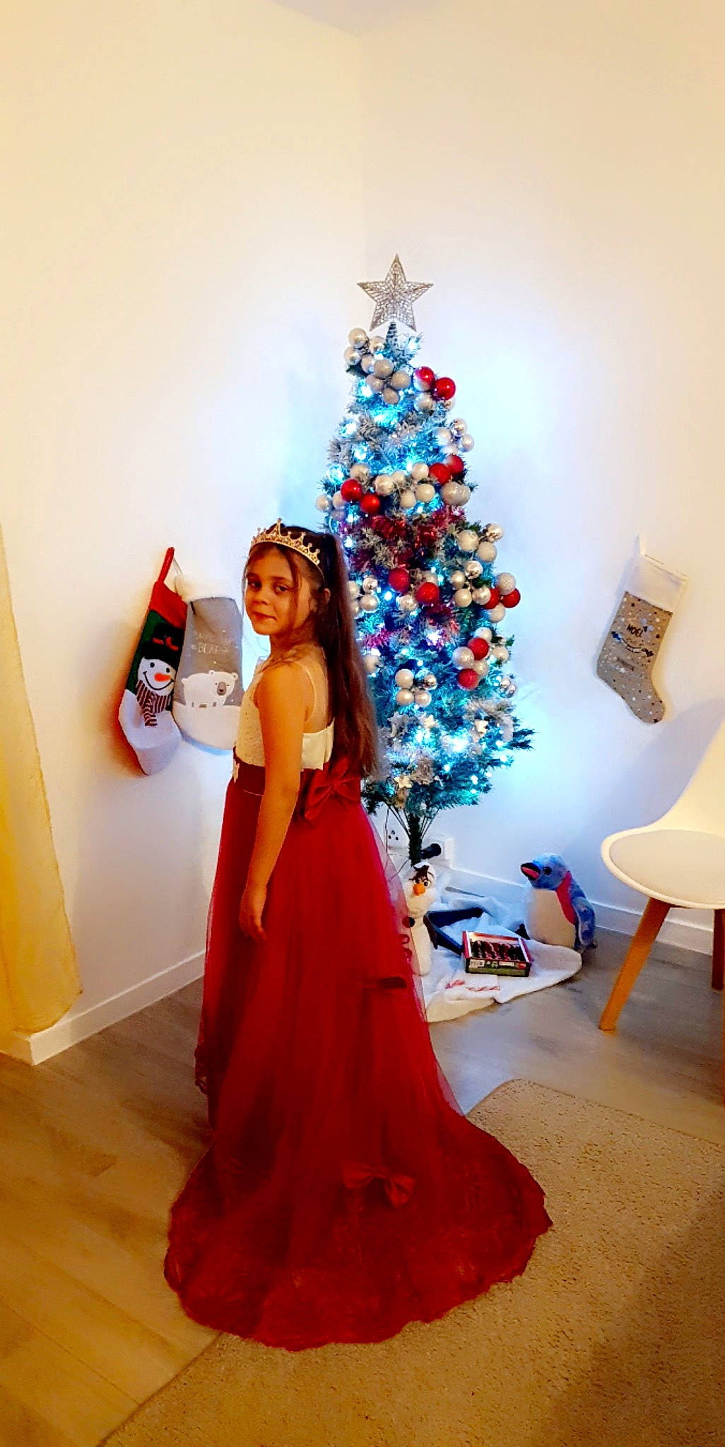 Alexia participe au concours pour gagner de l'argent avec cette photo : beauty, christmas, christmas_decoration, christmas_ornament, christmas_tree, electric_blue, event, fashion, fashion_design, formal_wear, fun, happy, holiday, holiday_ornament, one_piece_garment, ornament, person, red, standing, trunk