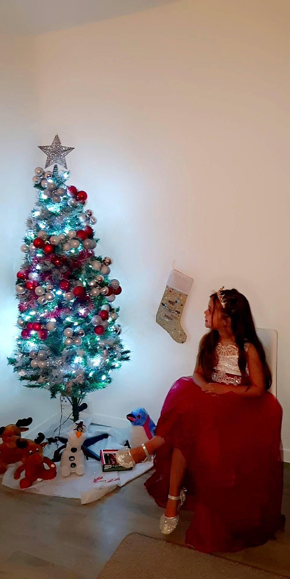 Alexia participe au concours pour gagner de l'argent avec cette photo : christmas, christmas_decoration, christmas_eve, christmas_ornament, christmas_tree, conifer, event, evergreen, fun, holiday, holiday_ornament, interior_design, living_room, ornament, person, plant, purple, standing, toy, tree