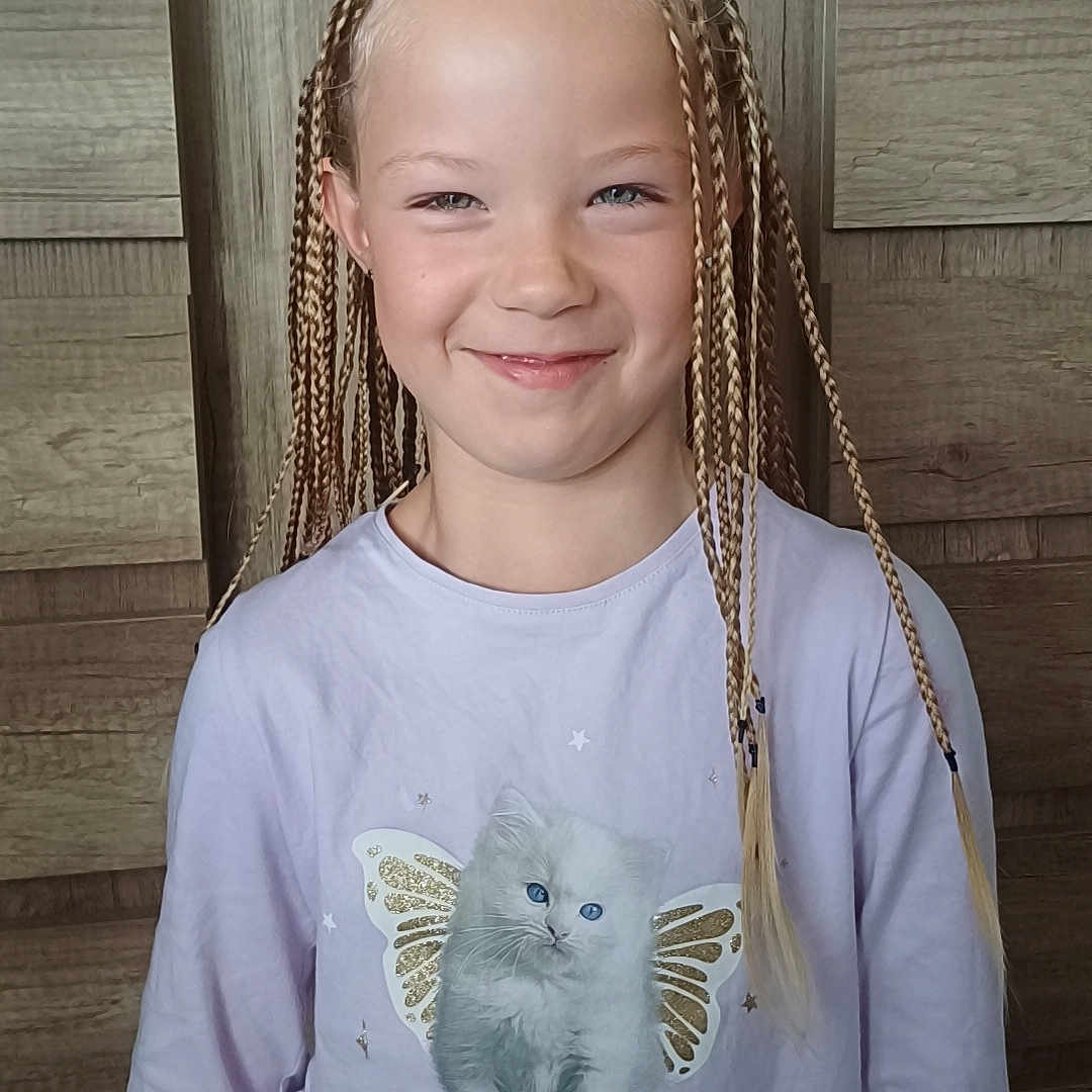 Layana participe au concours pour gagner de l'argent avec cette photo : blonde_hair, braids, butterfly_wings, casual, child, cute, fashion, girl, glitter, happy, indoor, kitten, long_sleeve, pastel_color, person, portrait, shirt, smile, wooden_background, young