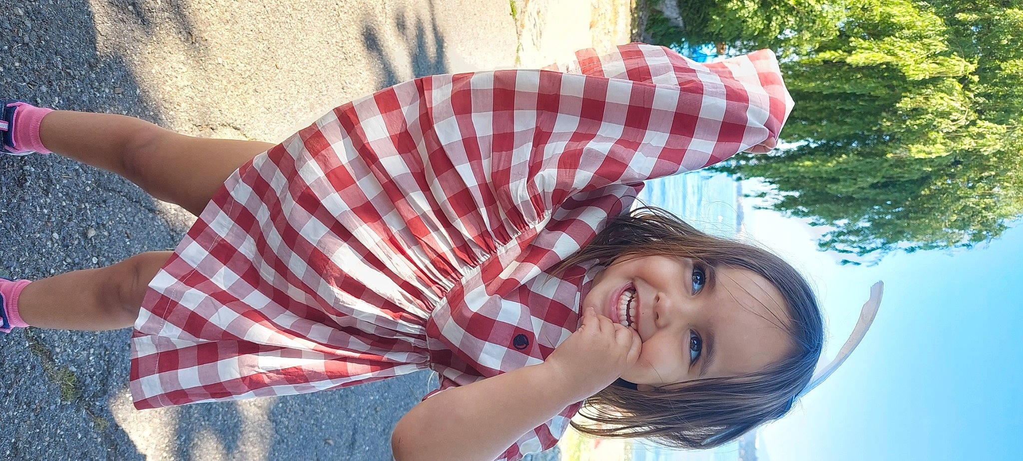 Anastasia participe au concours pour gagner de l'argent avec cette photo : beauty, fun, grass, happy, human_leg, joy, leisure, lip, long_hair, magenta, pattern, people_in_nature, person, pink, plant, recreation, red, skin, smile, summer