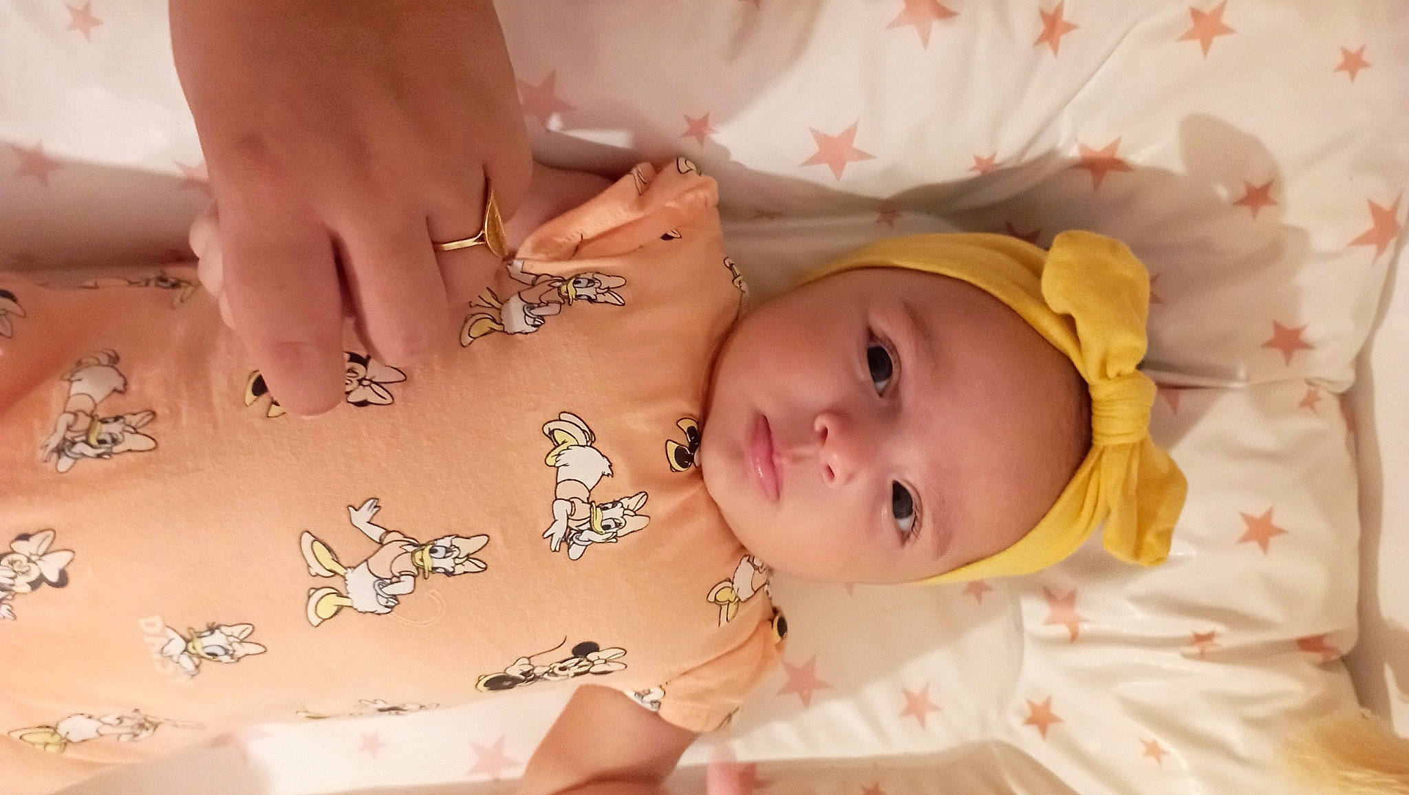 Alma a rejoint le concours — aidez-le/la à gagner de superbes lots ! baby, baby_toddler_clothing, body_jewelry, child, eyebrow, eyelash, fashion_accessory, finger, gesture, happy, headwear, human_body, jewellery, lip, nail, pattern, peach, person, skin, thumb