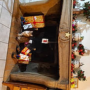 Grisouille a rejoint le concours — aidez-le/la à gagner de superbes lots ! building, chair, christmas_decoration, door, event, flooring, floral_design, flower, font, funeral, house, interior_design, ornament, plant, rectangle, room, tree, window, wood