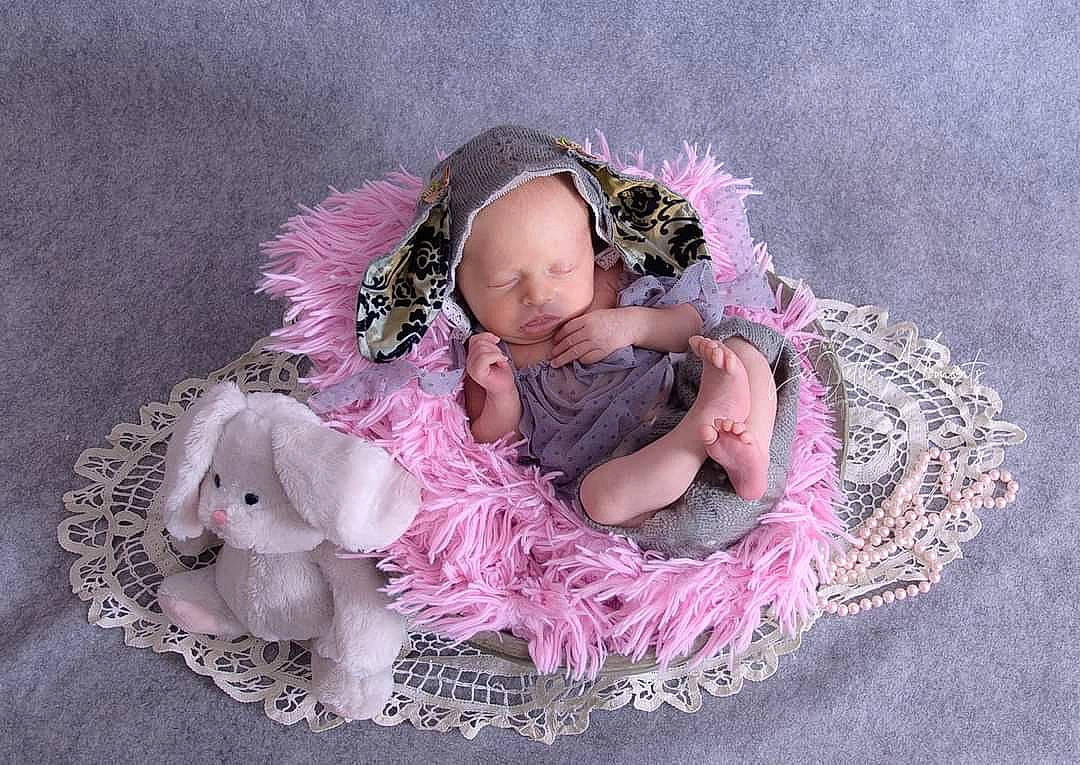 Charlie a rejoint le concours — aidez-le/la à gagner de superbes lots ! art, baby, baby_toddler_clothing, comfort, costume_hat, dress, embellishment, face, fashion_accessory, head, headgear, headpiece, linens, magenta, person, petal, pink, purple, sleeve, toddler